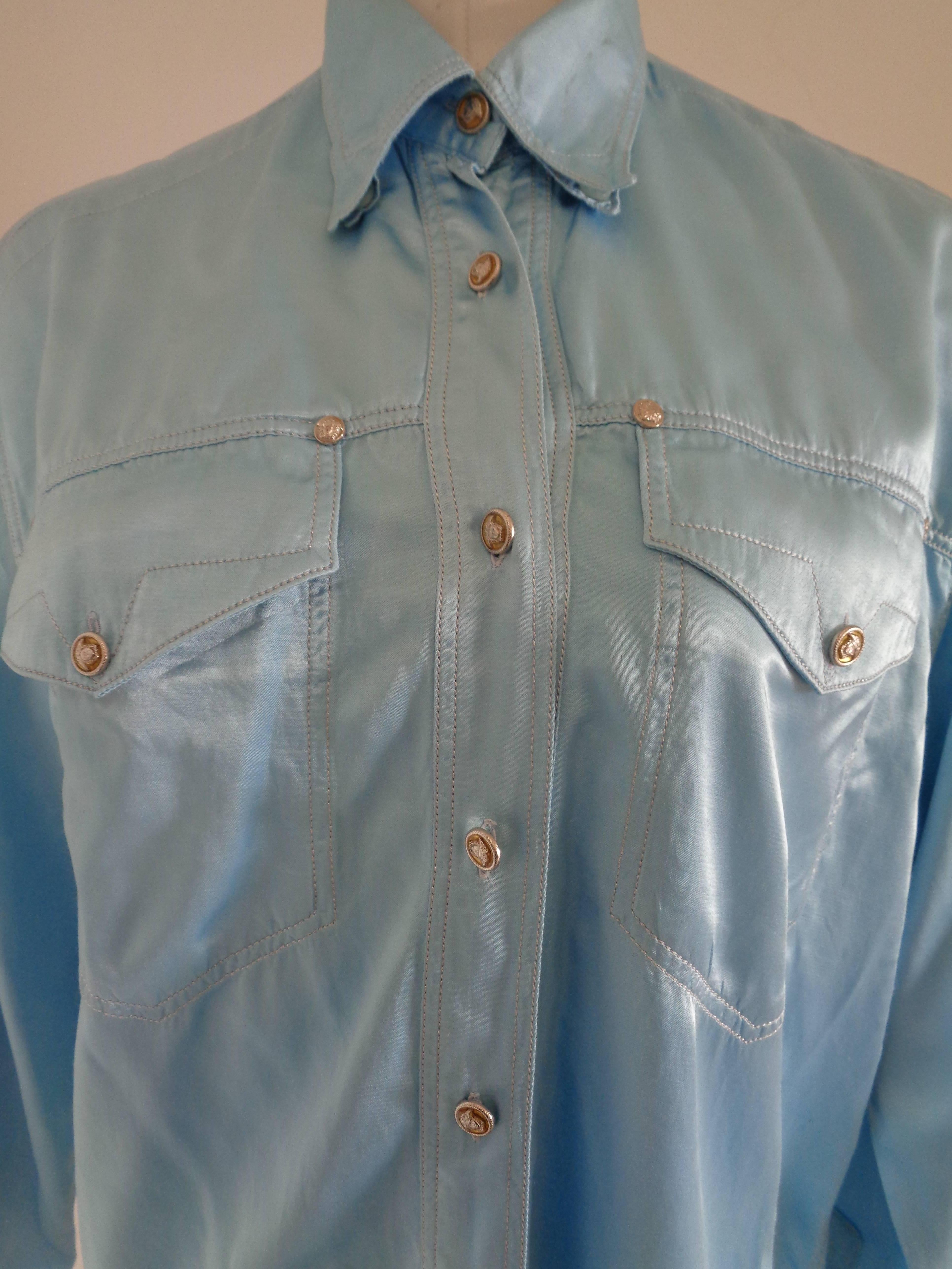 Versace Jeans Couture Light Blu Shirt

Totally made in italy in standard size S 

Composition: Viscose cotton and other