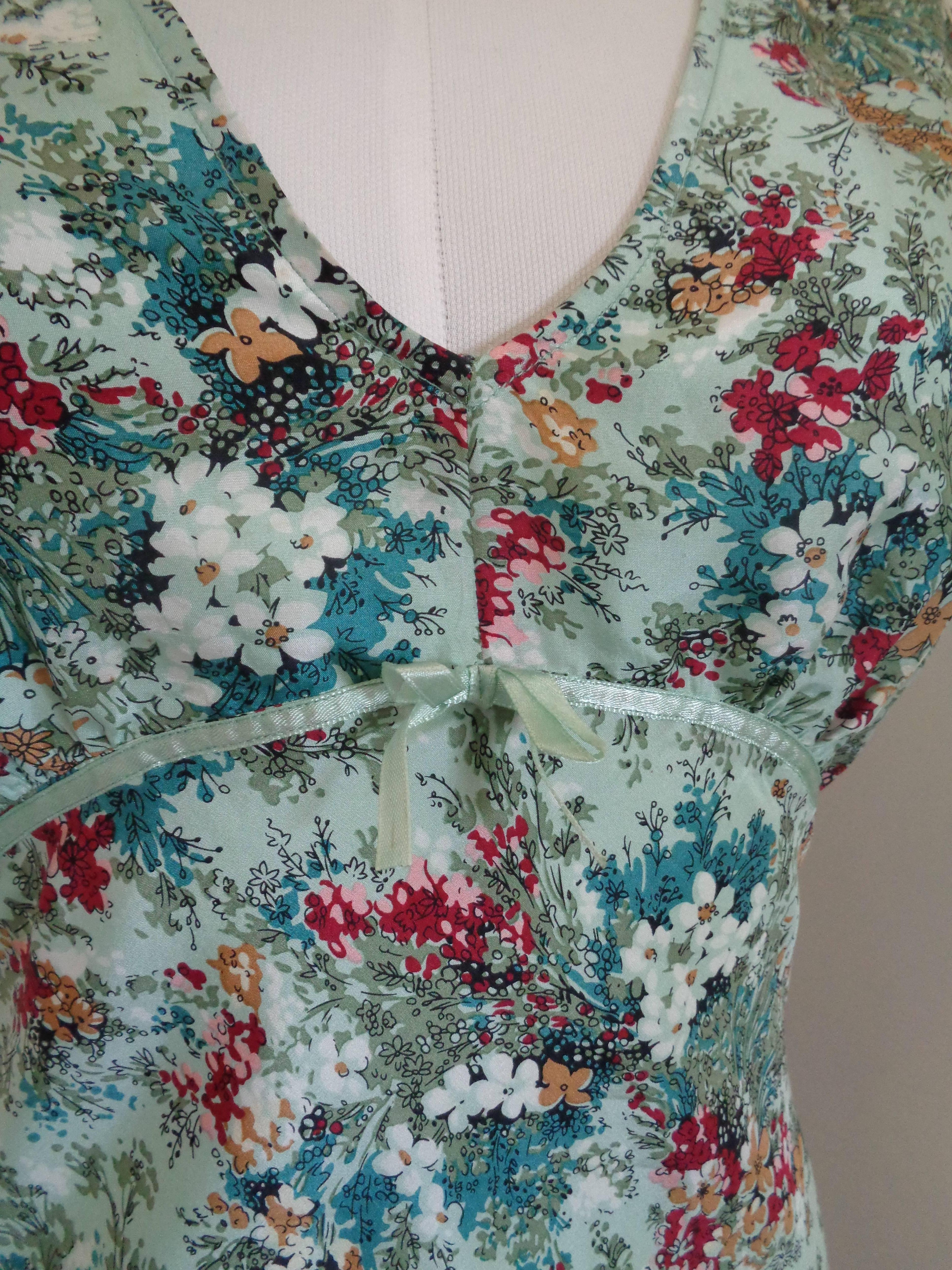 Vintage Light blu multicolour flowers Blunautica Dress

Totally made in italy in size 44

Composition is silk