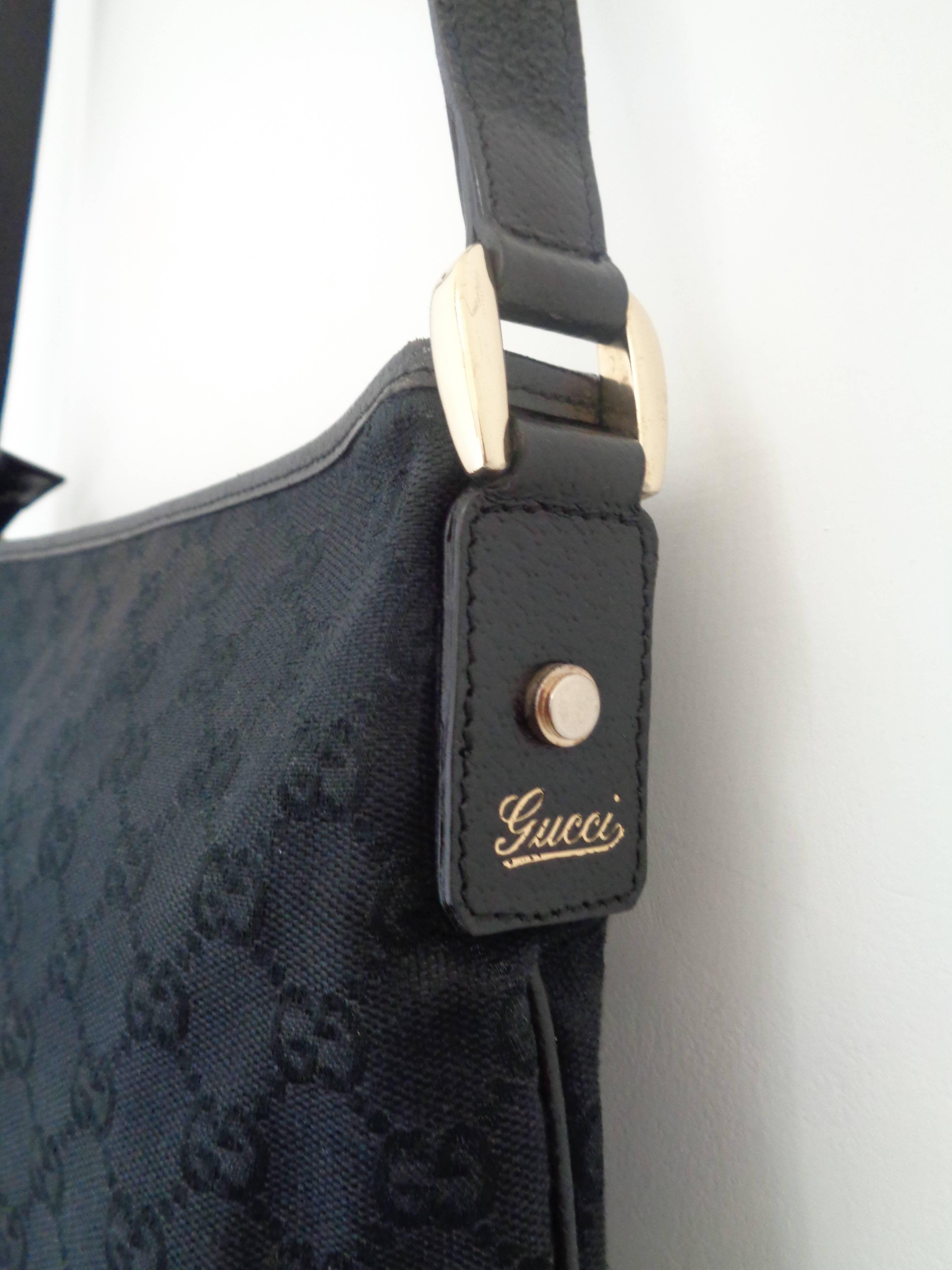 Gucci Black Canvas Shoulder Bag

Totally made in italy

Gold Tone Hardware

