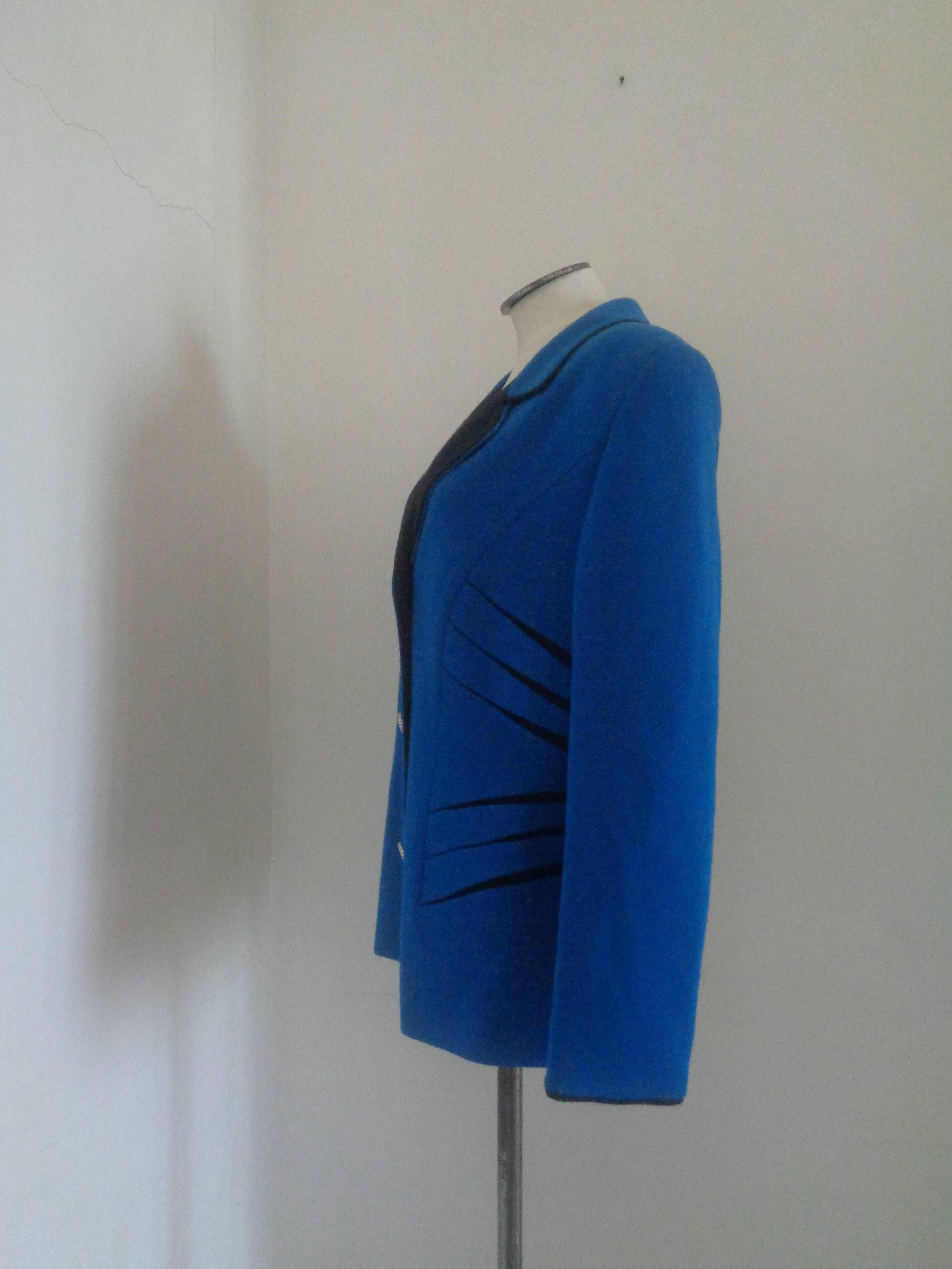 Pierre Cardin Jacke aus blauer und schwarzer Wolle

Vollständig in Italien hergestellt in Größe 46

