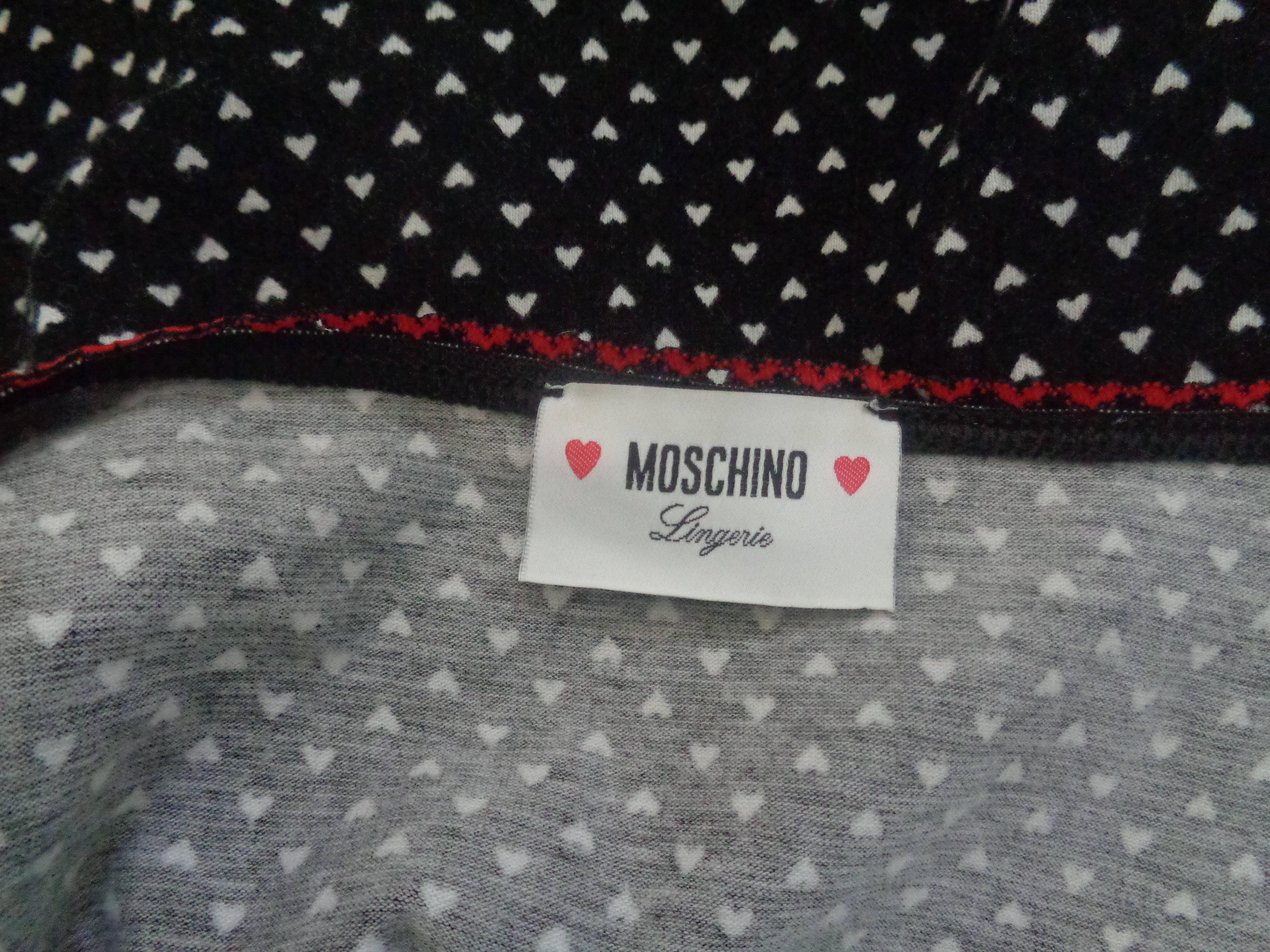 Noir Chemise en coton Moschino noire avec cœurs blancs en vente