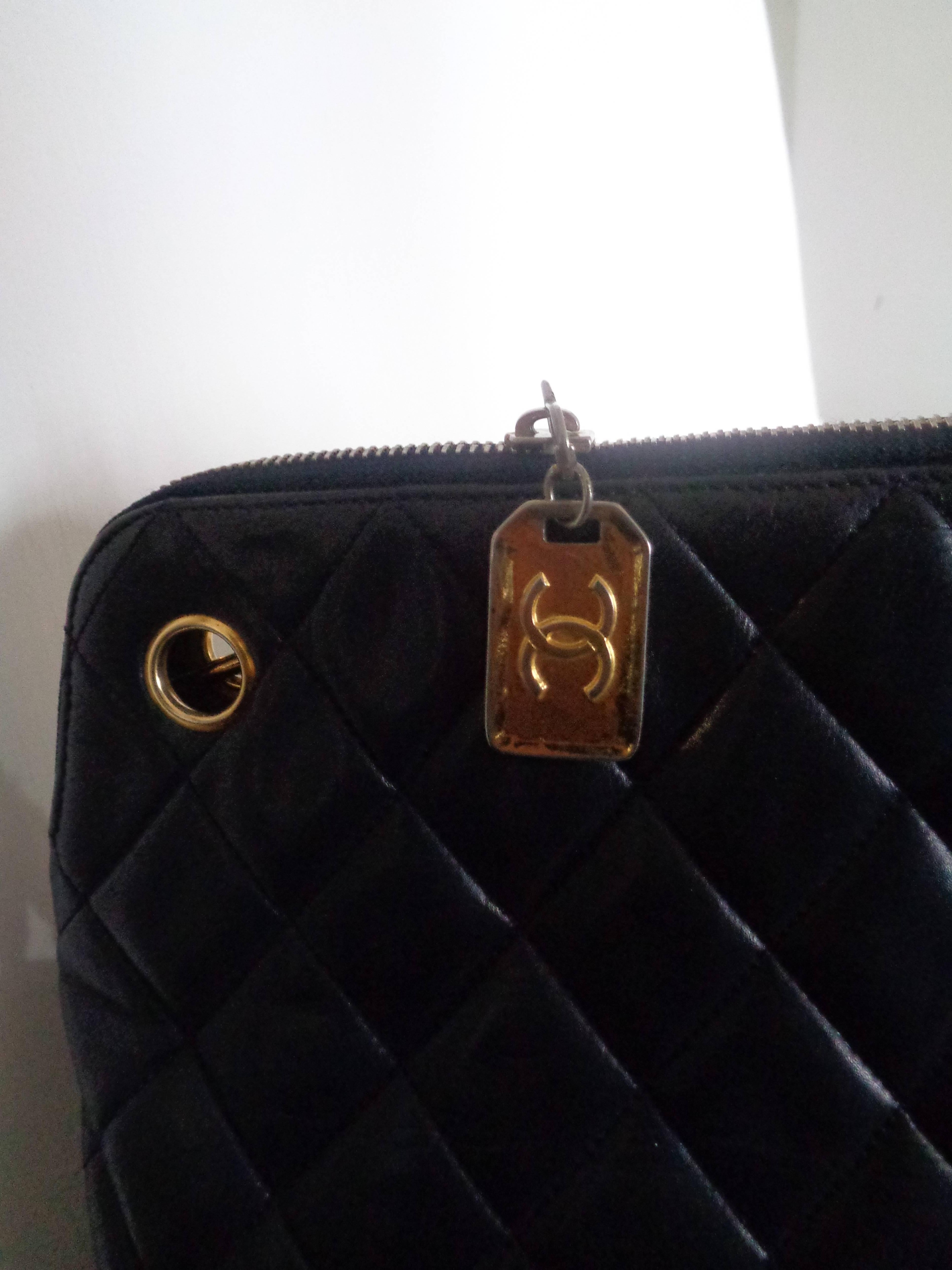 Chanel Blu Navy Clutch - Shoulder Bag - Vintage early 1980s
1980s Chanel Blu Navy Clutch - Shoulder Bag 
Chanel bag from the beginning of the 80s 
Made in italy 
100% Lamb Skin 
Gold tone hardware 
Removable Chain 

lenght 30 cm 
heigh 24 cm 
depht