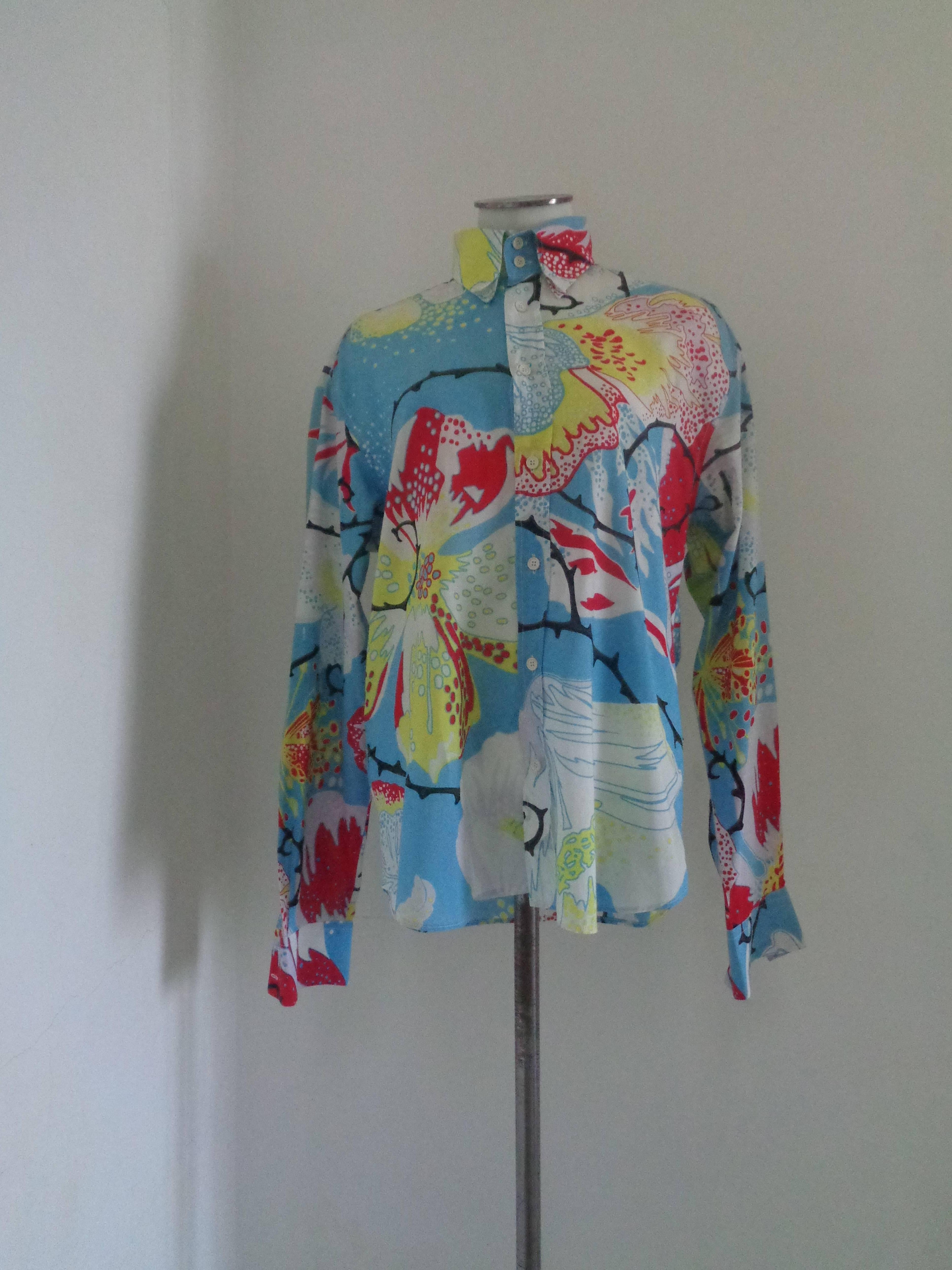 Versace light blu multicoloured Cotton Shirt

totally made in italy in italian size range L