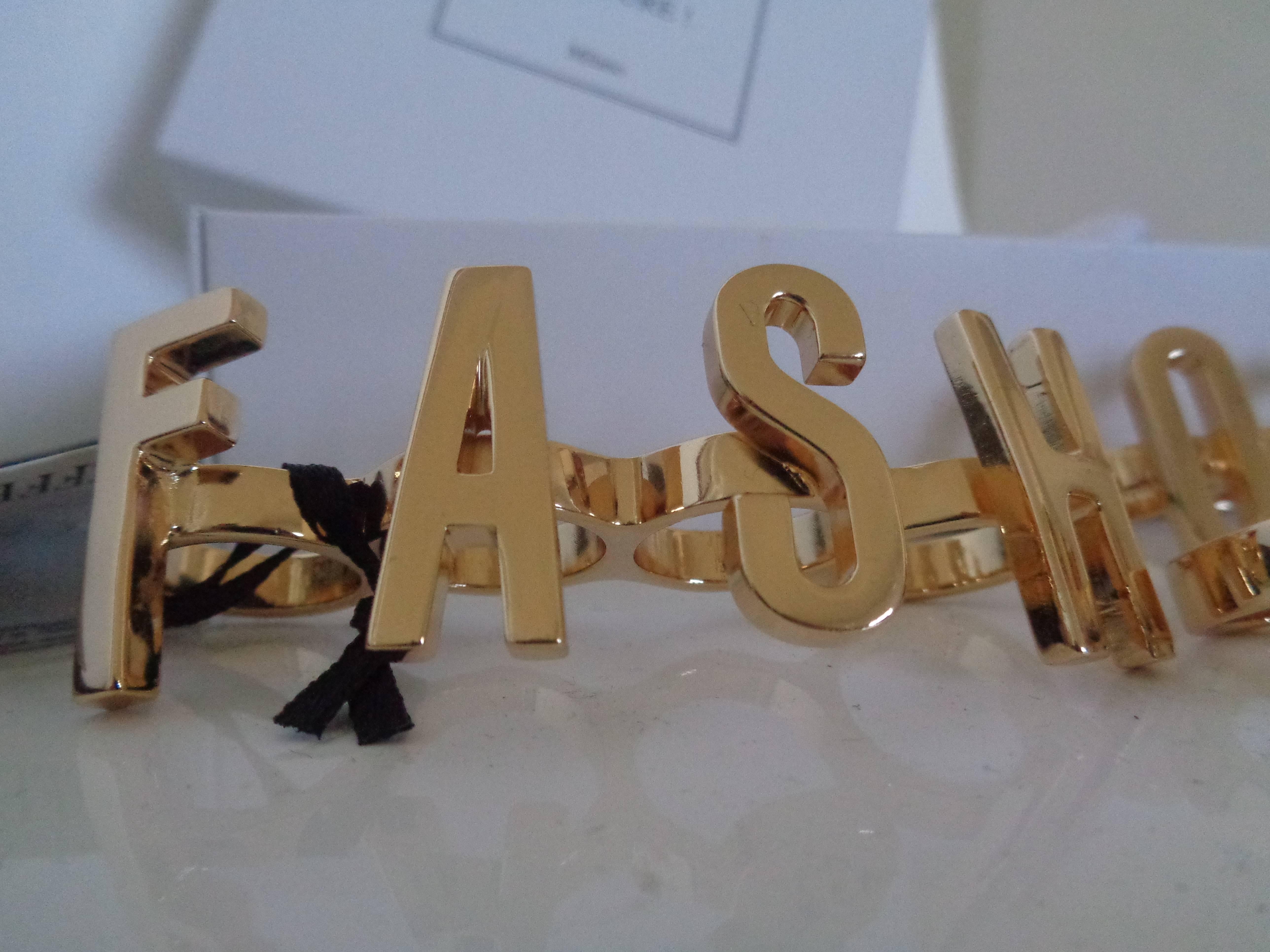 Moschino Fash On Off Rings

Can be worn as following

Fash
On
Off