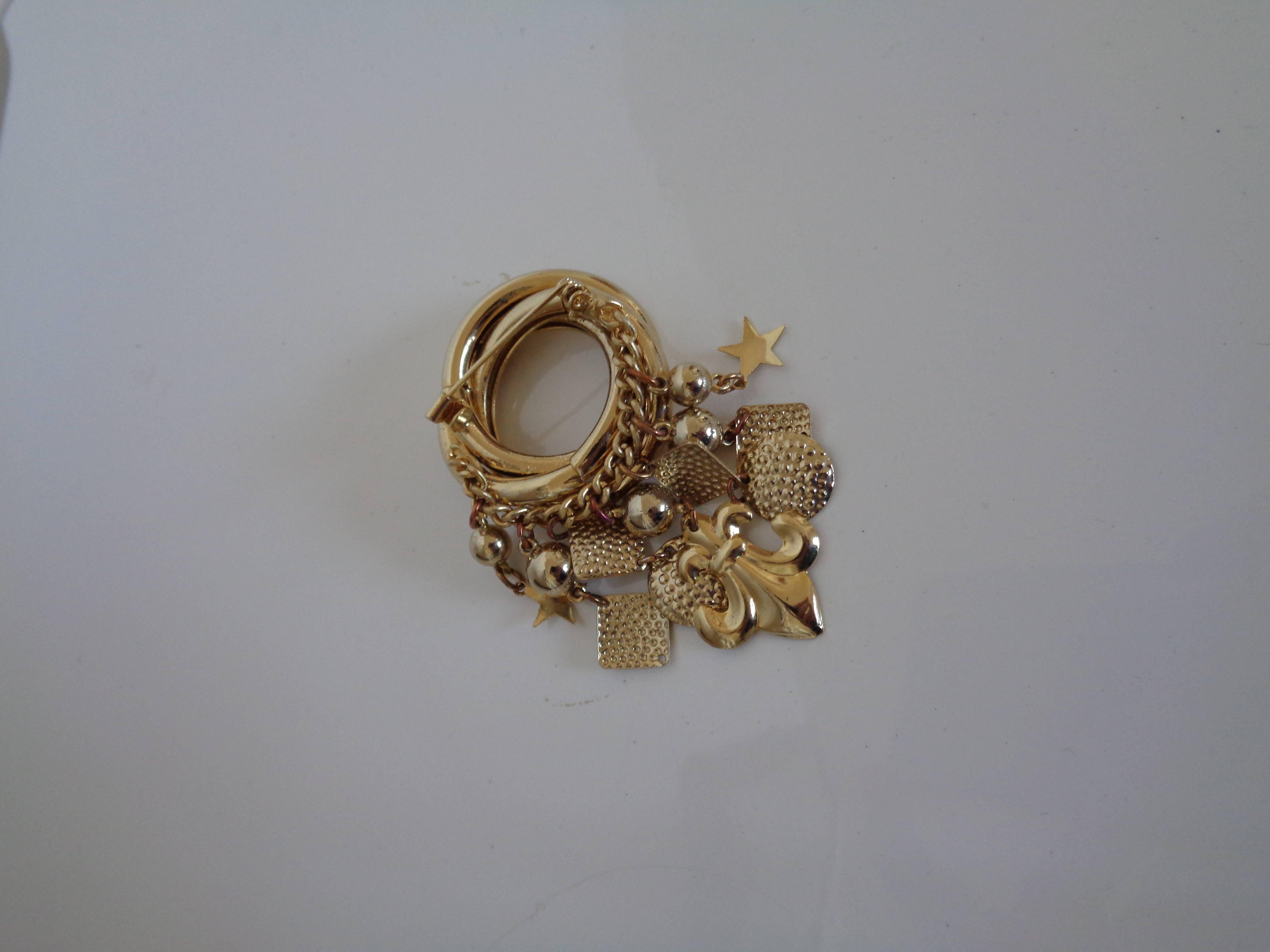 Vintage gold tone with charms Brooch Pin In Excellent Condition In Capri, IT