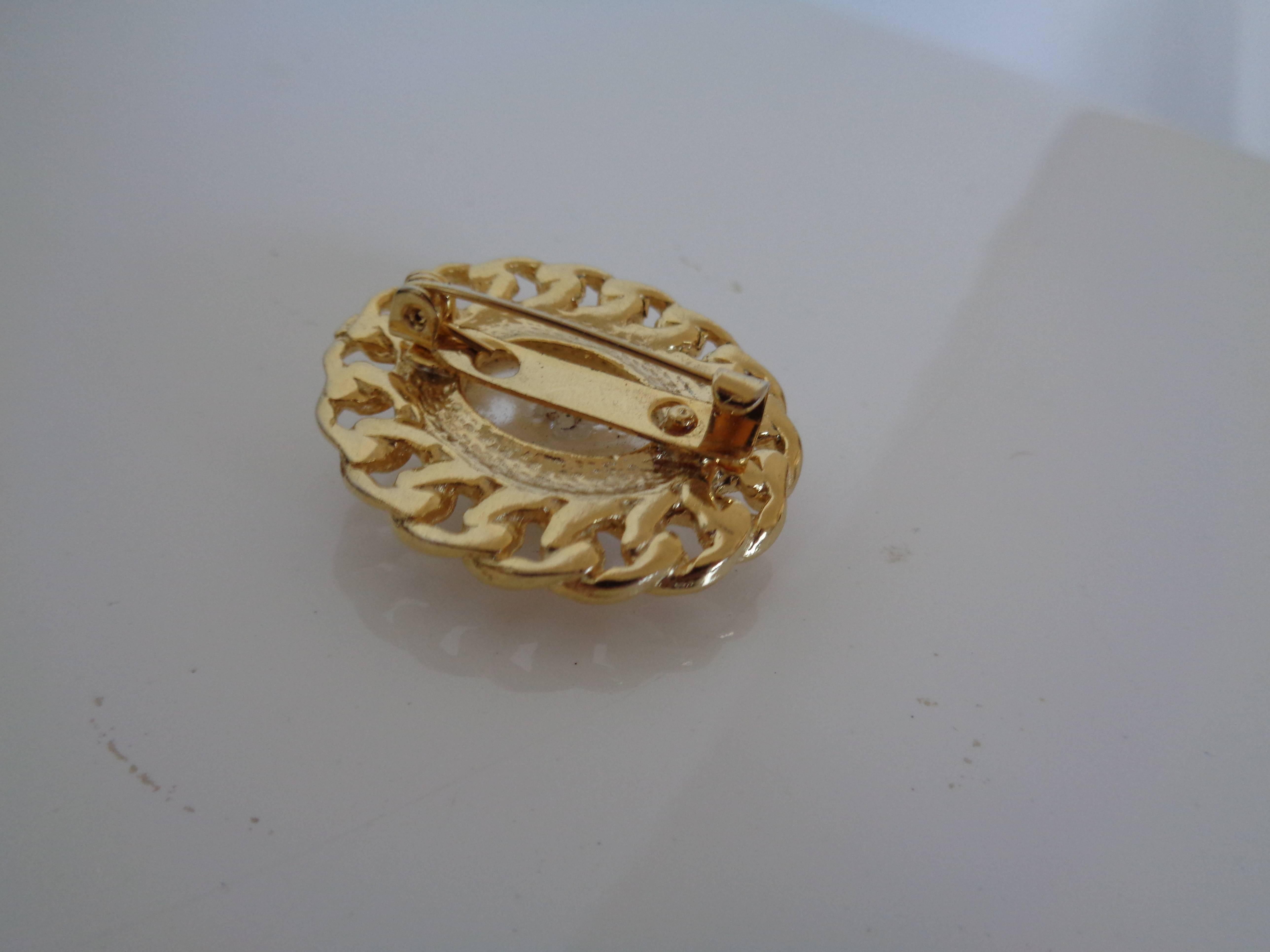 Vintage gold tone with faux pearl brooch  In Excellent Condition In Capri, IT