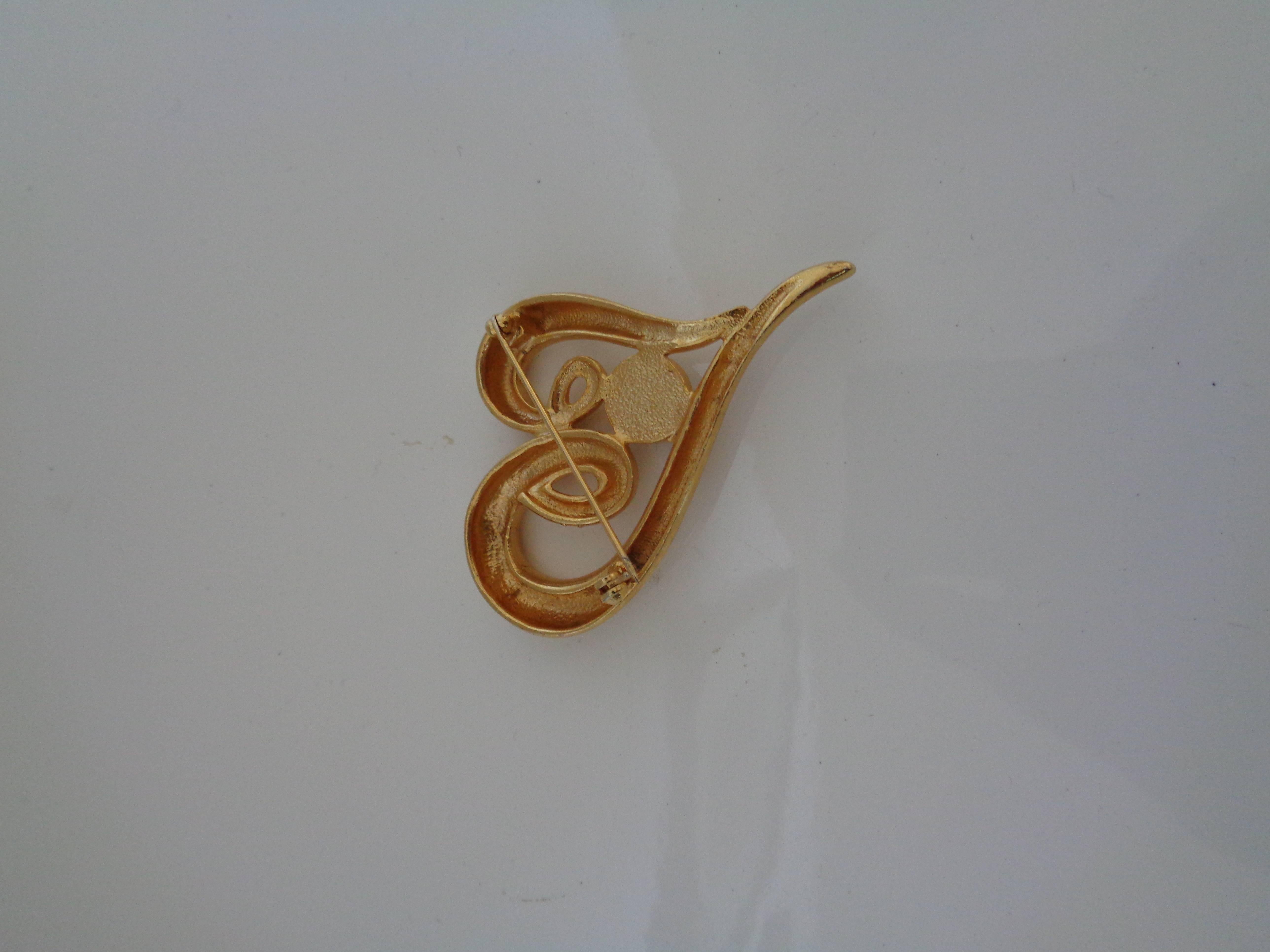 Vintage Gold Tone Hearts Faux Pearl Brooch Pin In Excellent Condition For Sale In Capri, IT