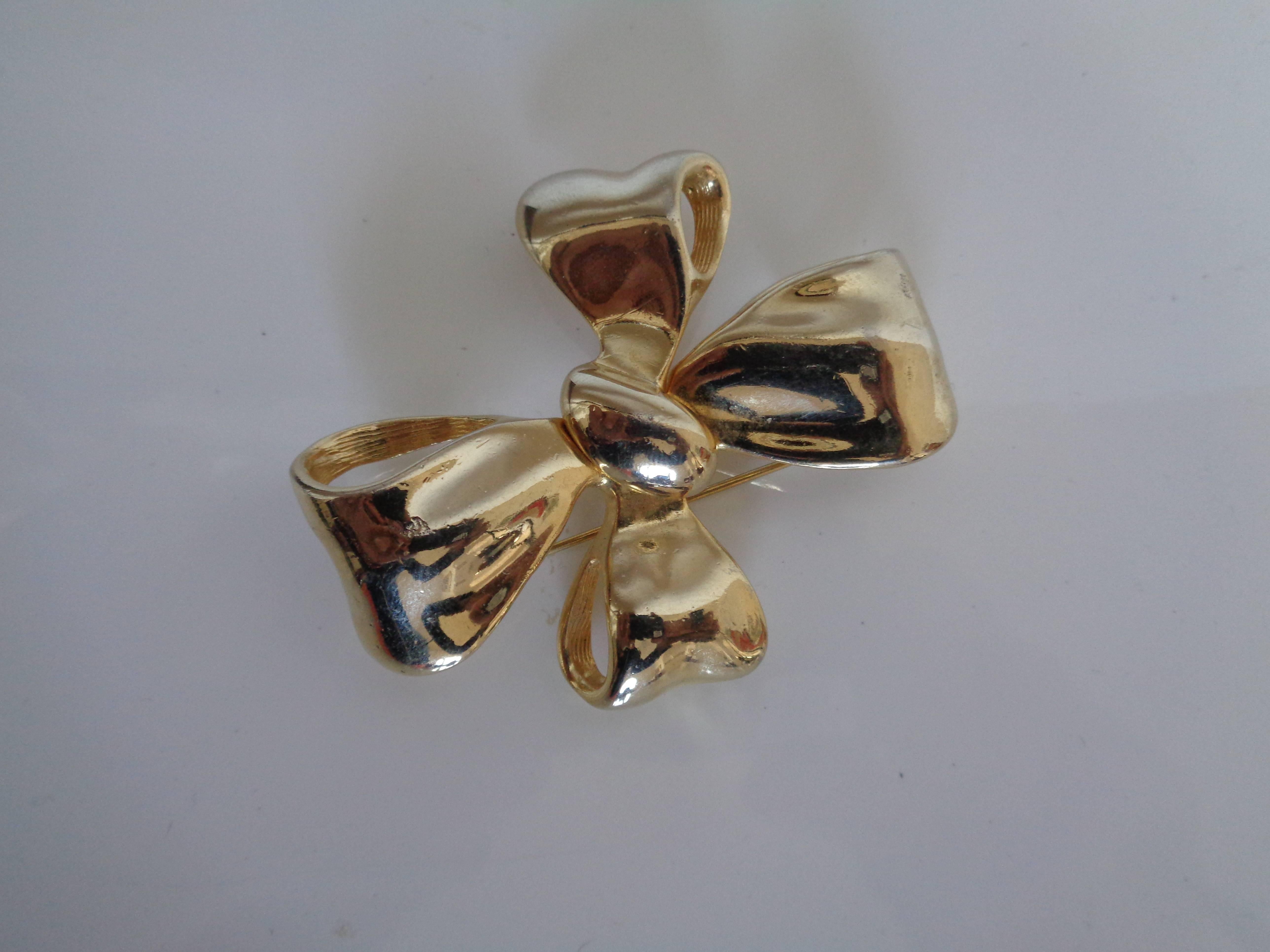 Vintage gold tone Bow Brooch pin In Excellent Condition For Sale In Capri, IT