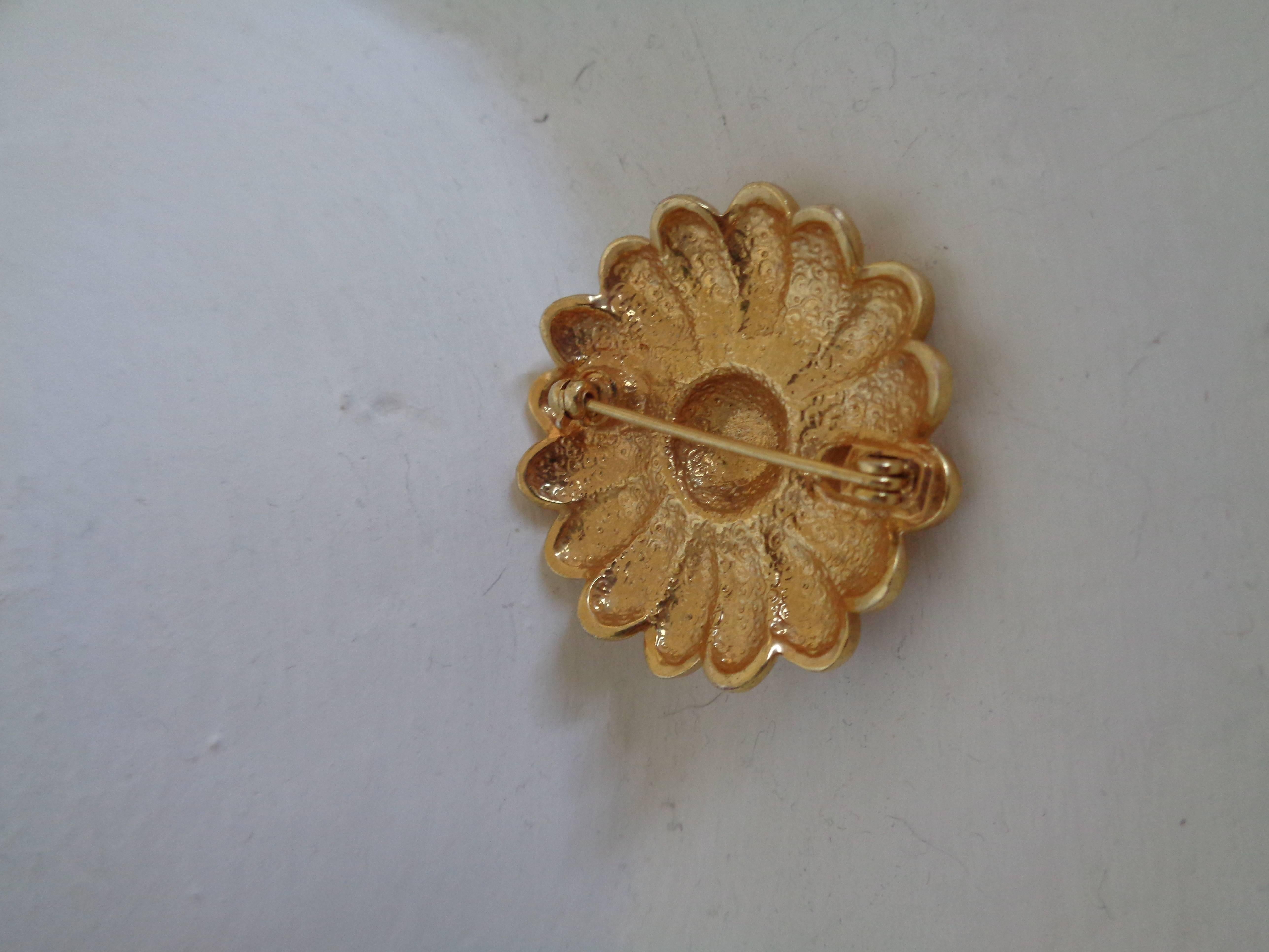 Vintage flower daisy Brooch - pin In Excellent Condition In Capri, IT