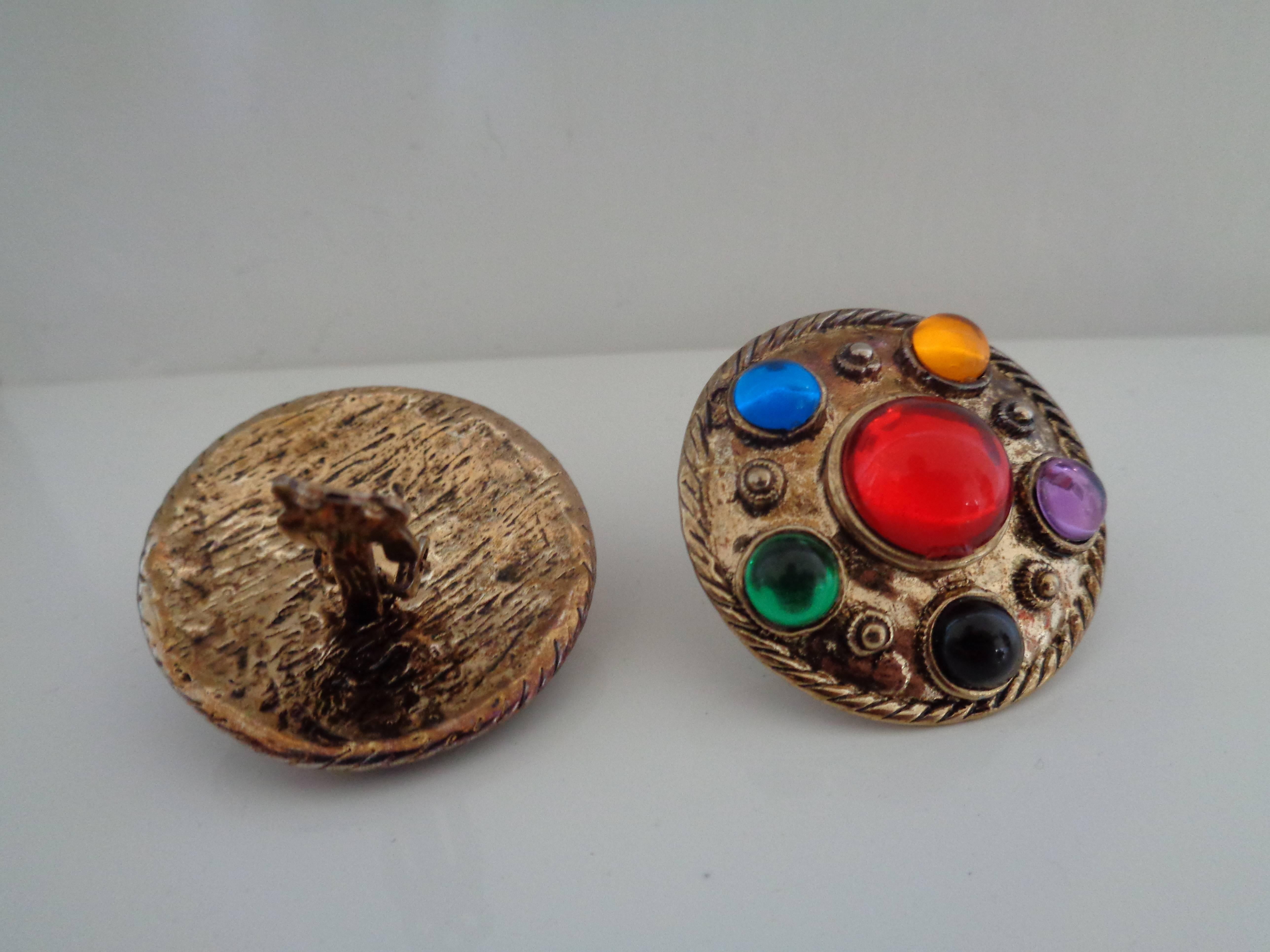 Gold tone with multicoloured stones clip on earrings In Excellent Condition For Sale In Capri, IT