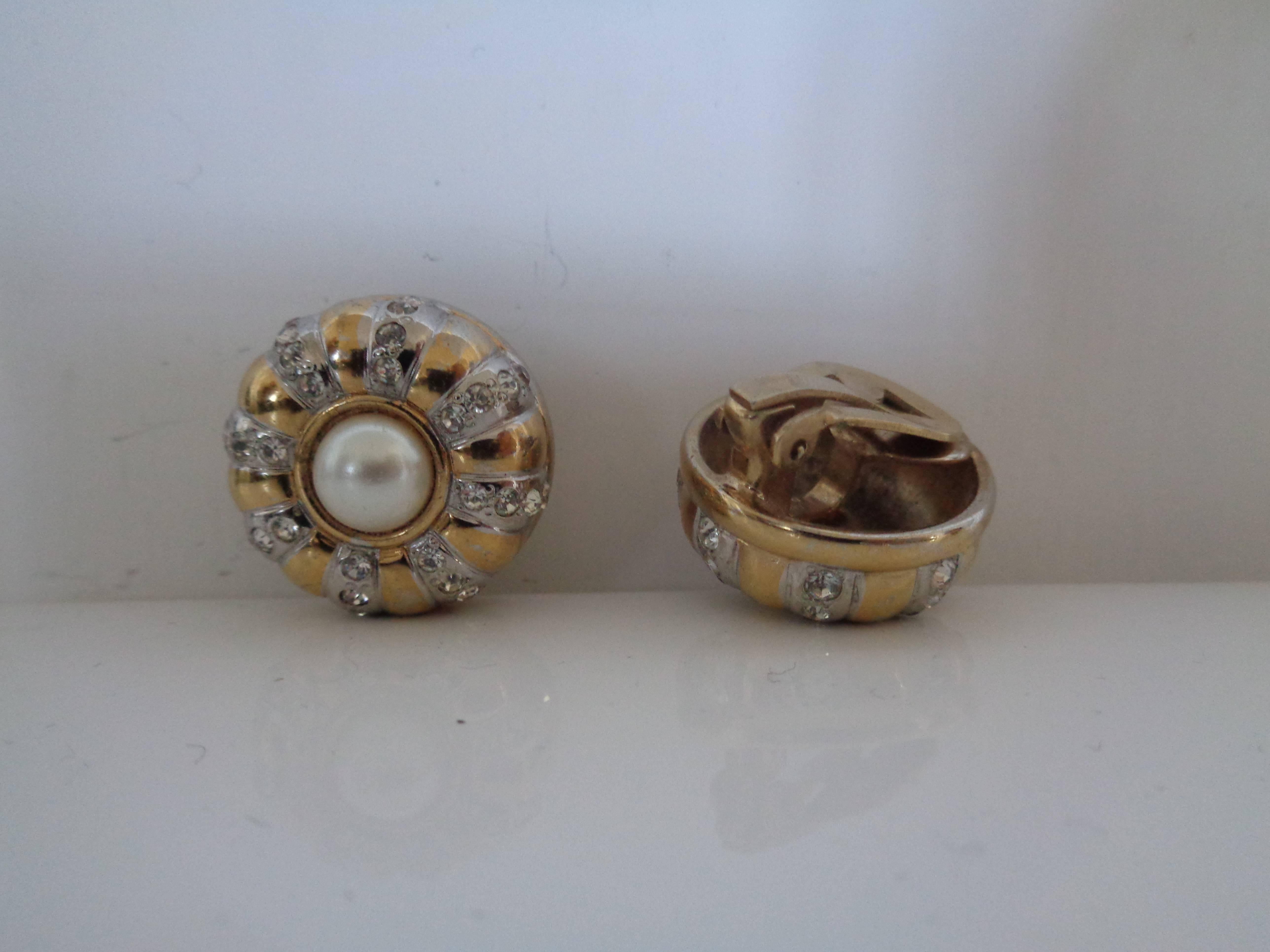 Gold tone with Swarovski and faux pearls clip on earrings In Excellent Condition For Sale In Capri, IT