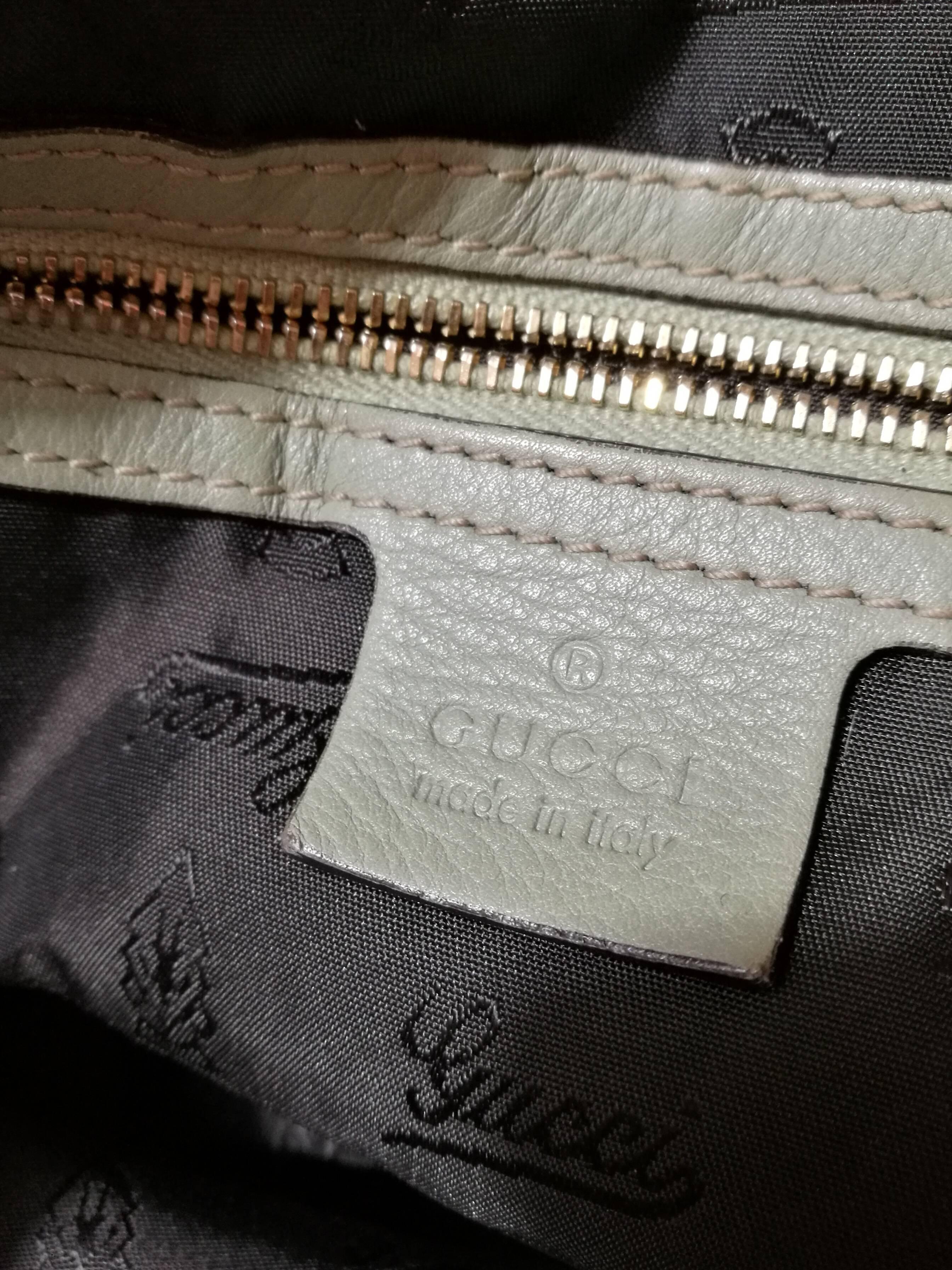 Gucci Green nude tone Python Skin Shoulder Bag
Gold tone G logo 
Totally made in italy

total  handle lenght 33 cm 
