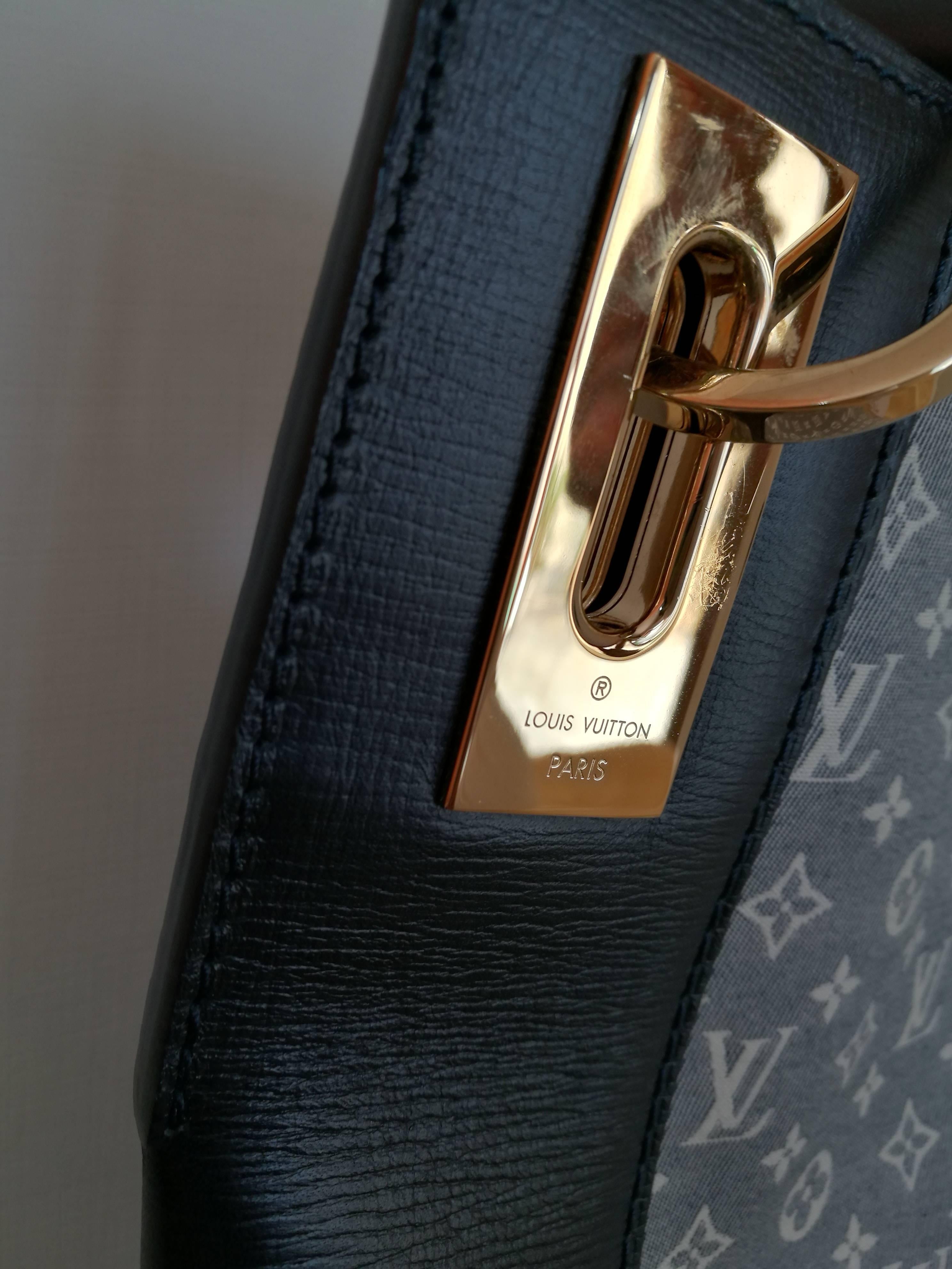 This lovely shoulder bag makes the perfect everyday carry all. Featuring Monogram Idylle jacquard canvas and dark navy blue cowhide leather trimmings, the Rendez-Vous MM is glamorous yet discreet. The doubled leather shoulder strap hangs beautifully