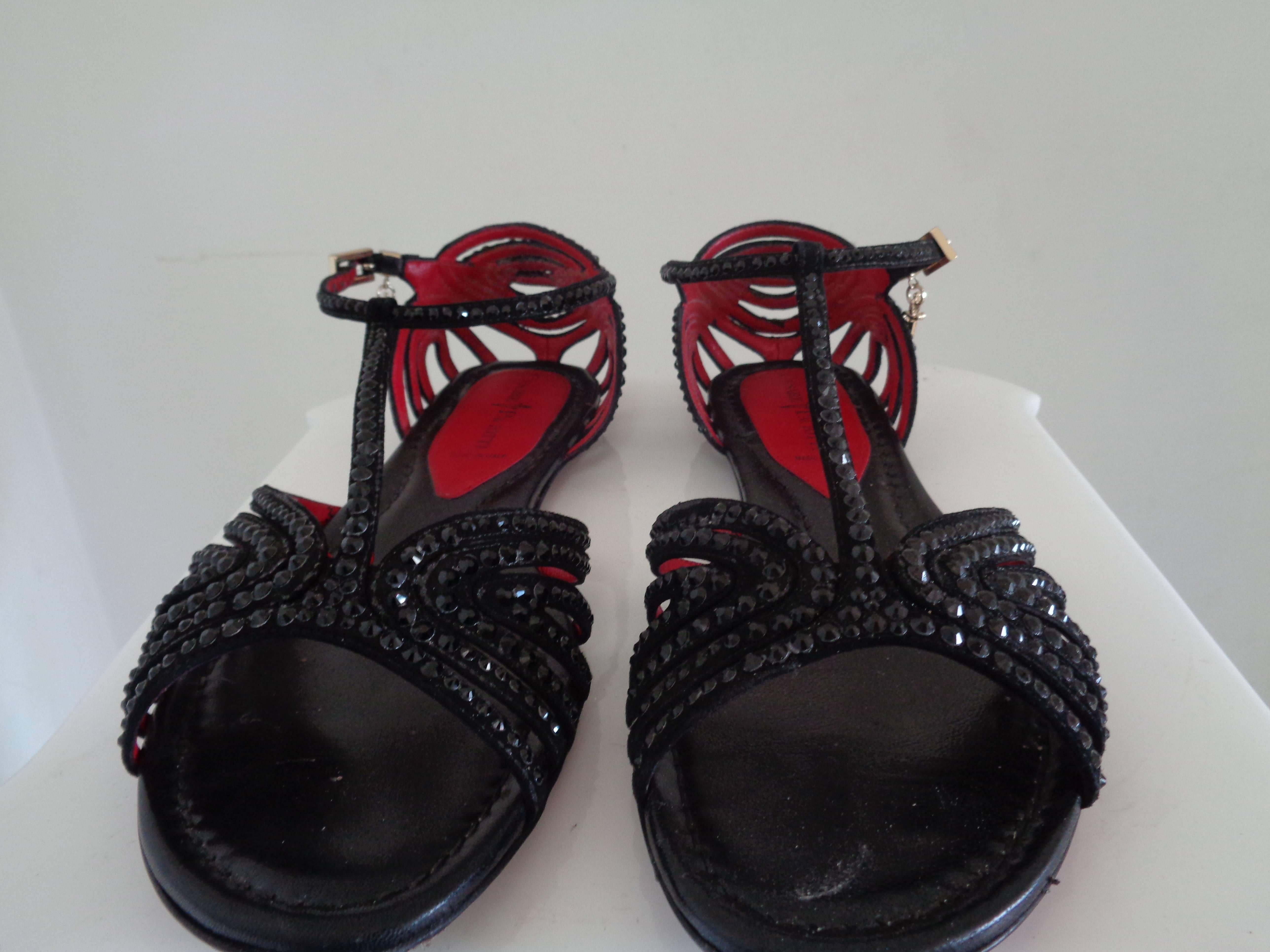 Cesare Paciotti Black with Black studs Sandals

Totally made in italyh in size 38

Used few times