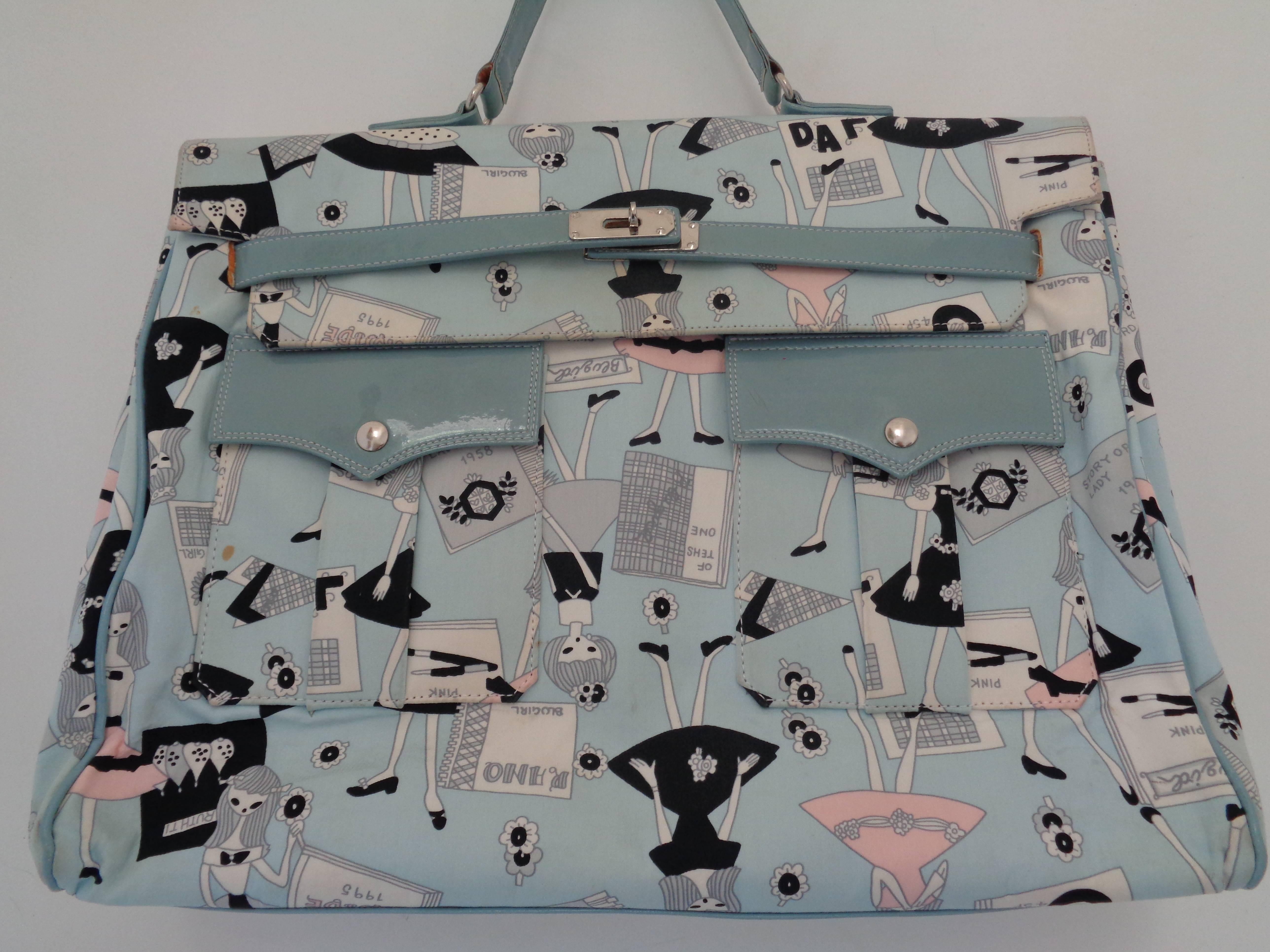 Blumarine Lightblu multicolour Bag

Multicoloured bag with girls print allover in prompt conditions.
Check carefully pics as some stains are present