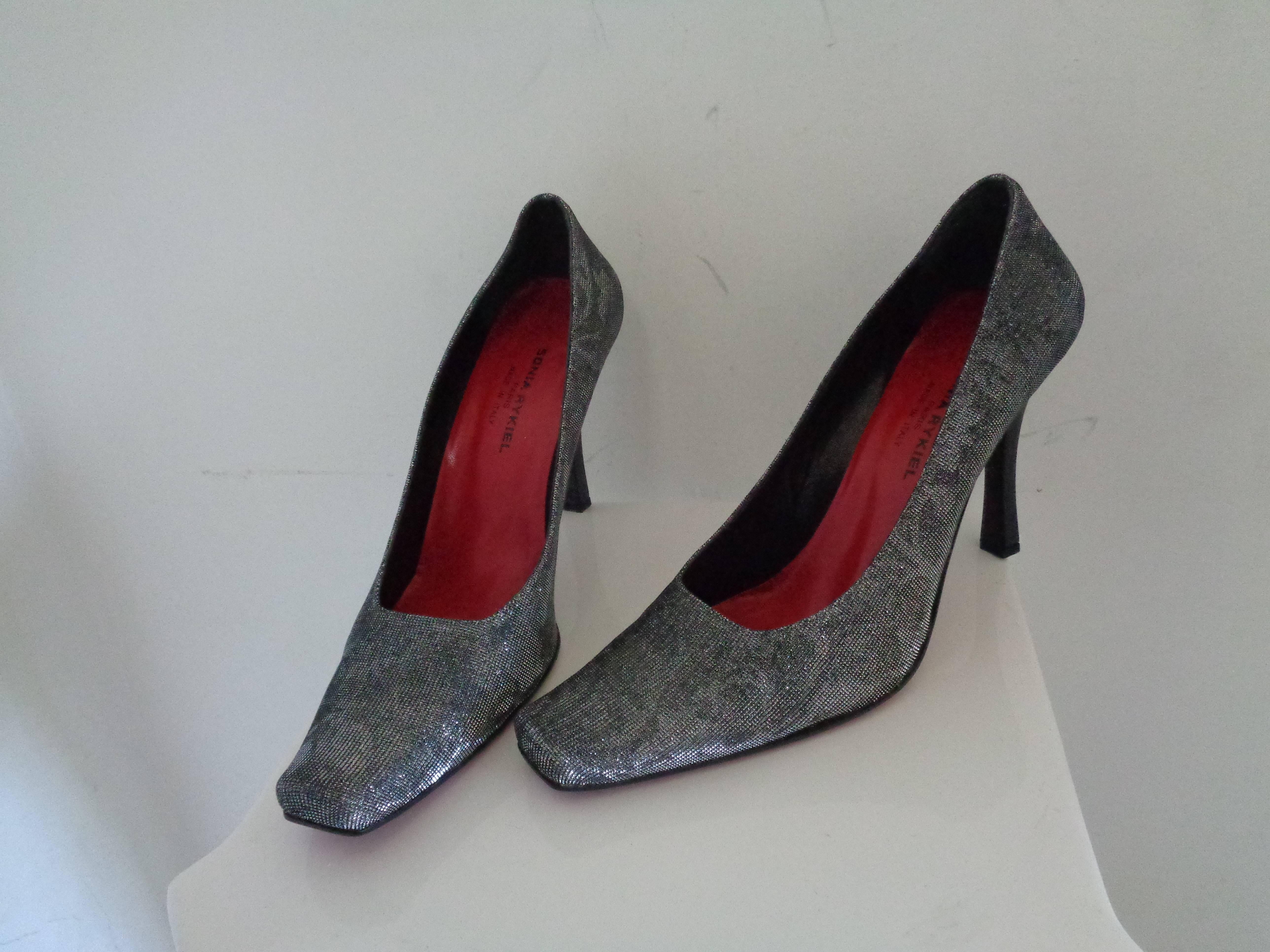 Sonia Rykiel Silver Decollete

Totally made in italy in size 39.5


Heel 10 cm
