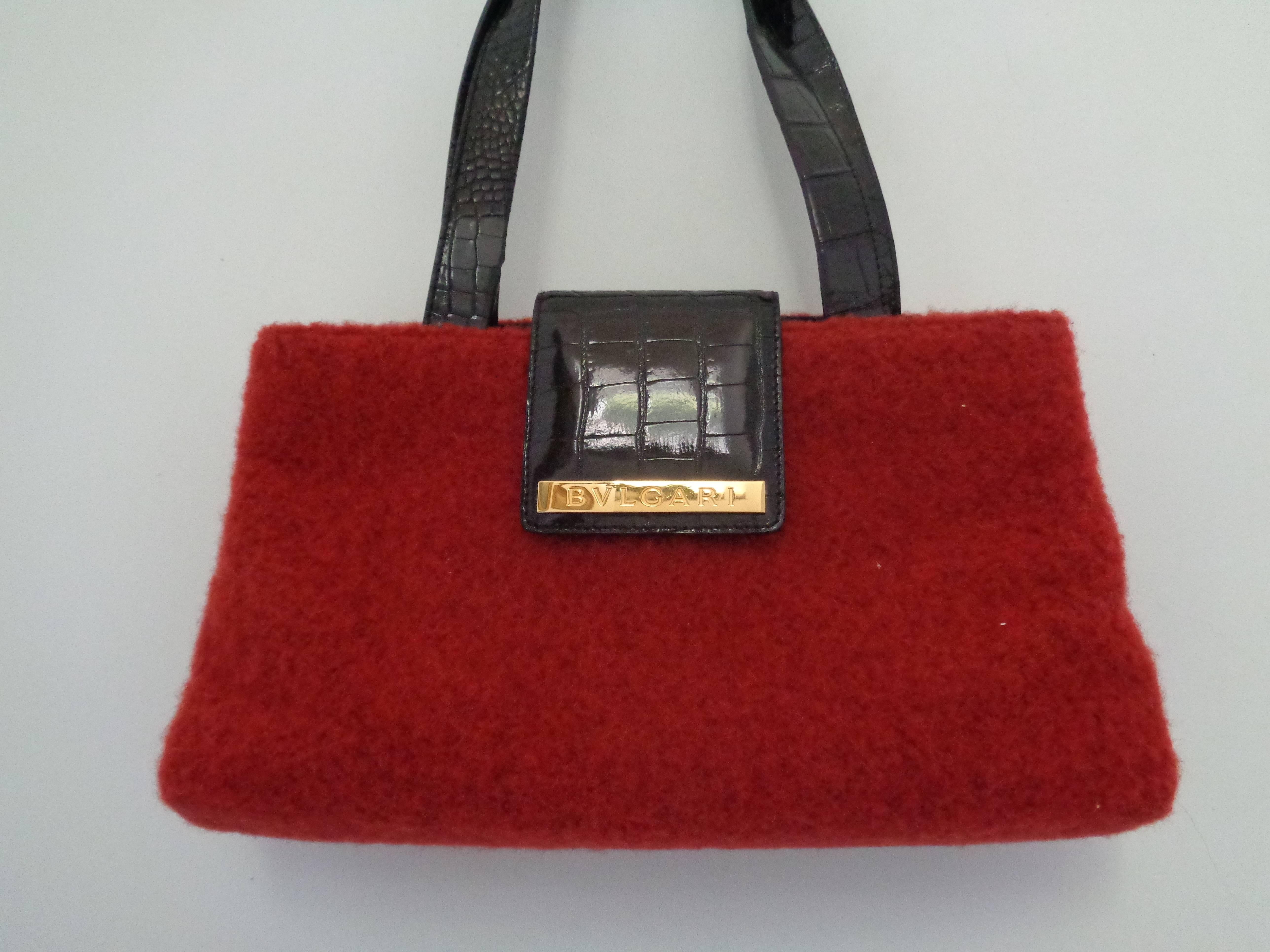 Bulgari Red Boiled Wool Shoulder Bag

Gold tone hardware

Totally made in italy

Croco stamp handle / shoulder