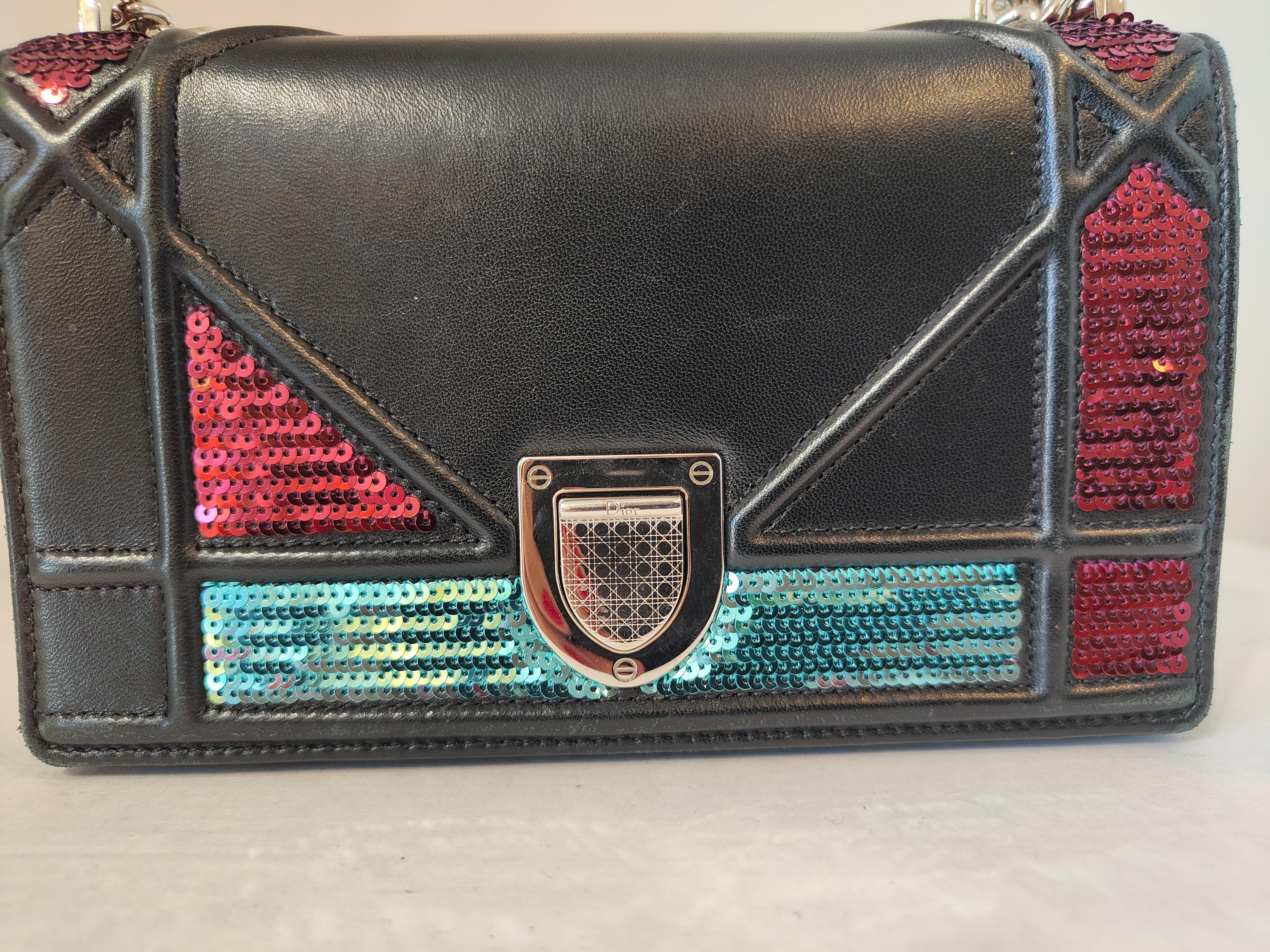 Christian Dior Sac à rabat Diorama noir avec paillettes
Sac à bandoulière ajustable ultra chic en cuir de veau souple avec une large bande géométrique.
chaîne en argent
taille : 9.75*6*3 in