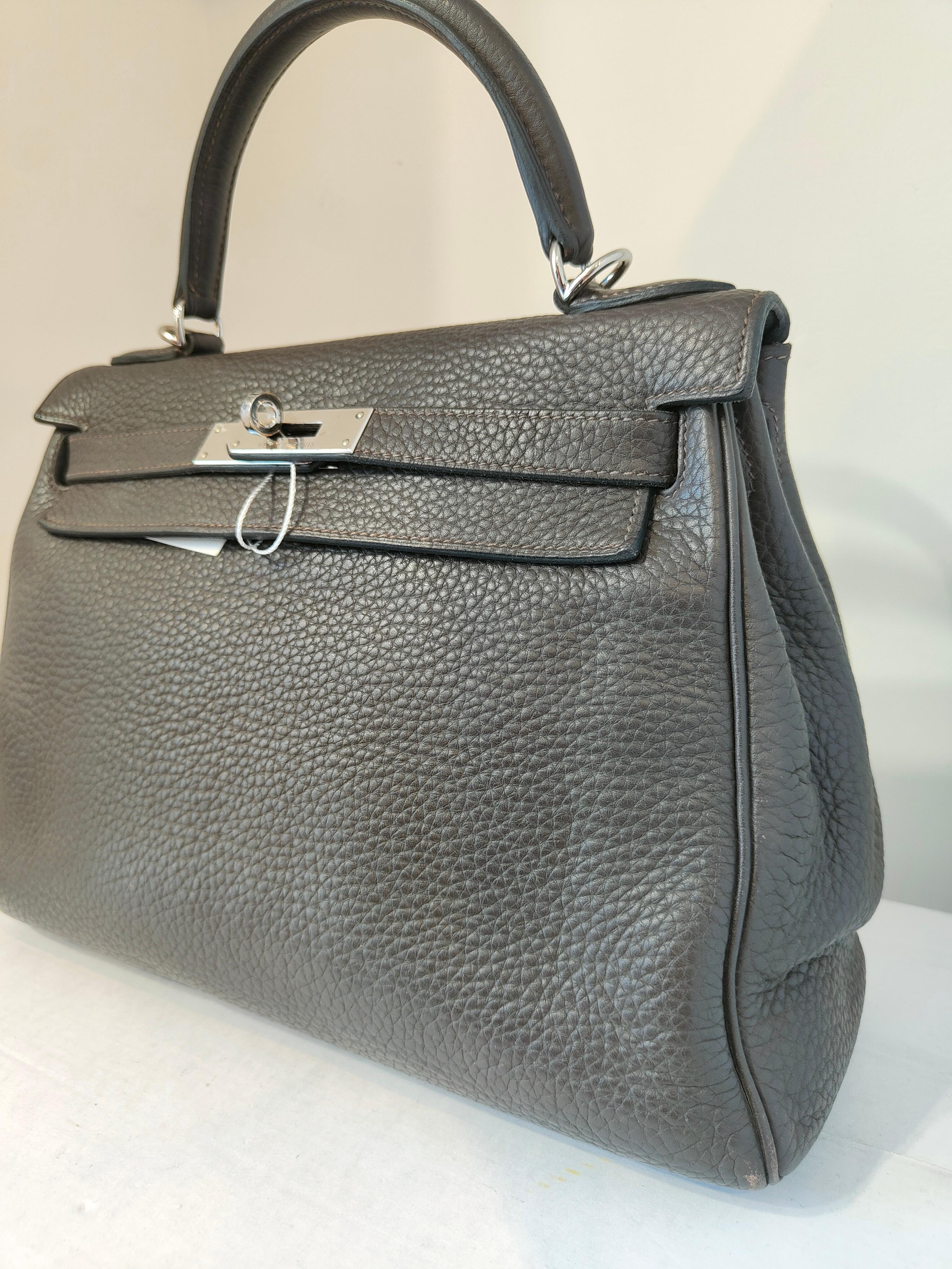 Sac Hermes Kelly II Togo 28 retorune
brun foncé ton chocolat
cuir de togo
lettre à l'intérieur : M dans un carré
quincaillerie argentée