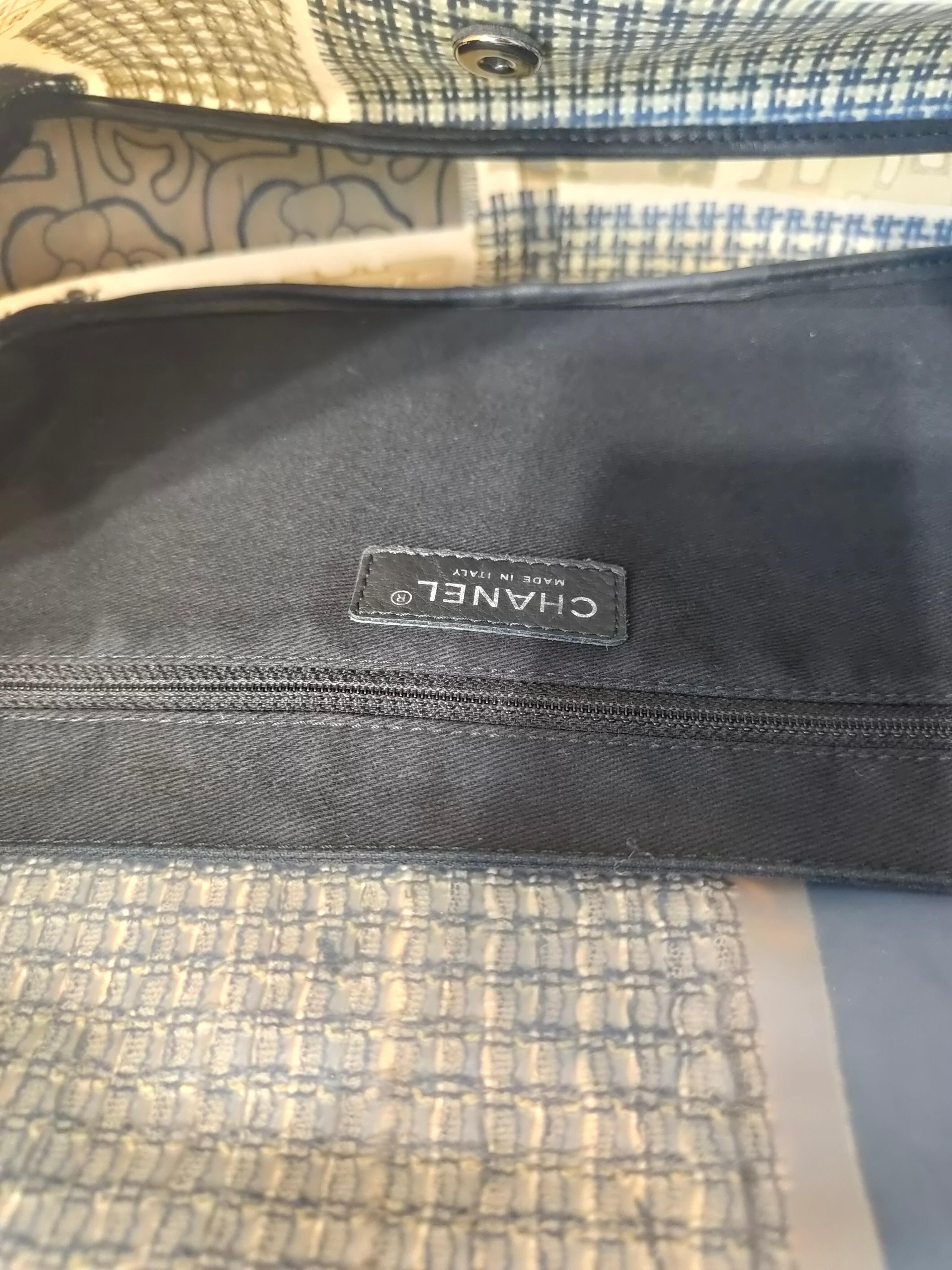 Chanel Jumbo PVC et tweed patchword à simple rabat en vente 5