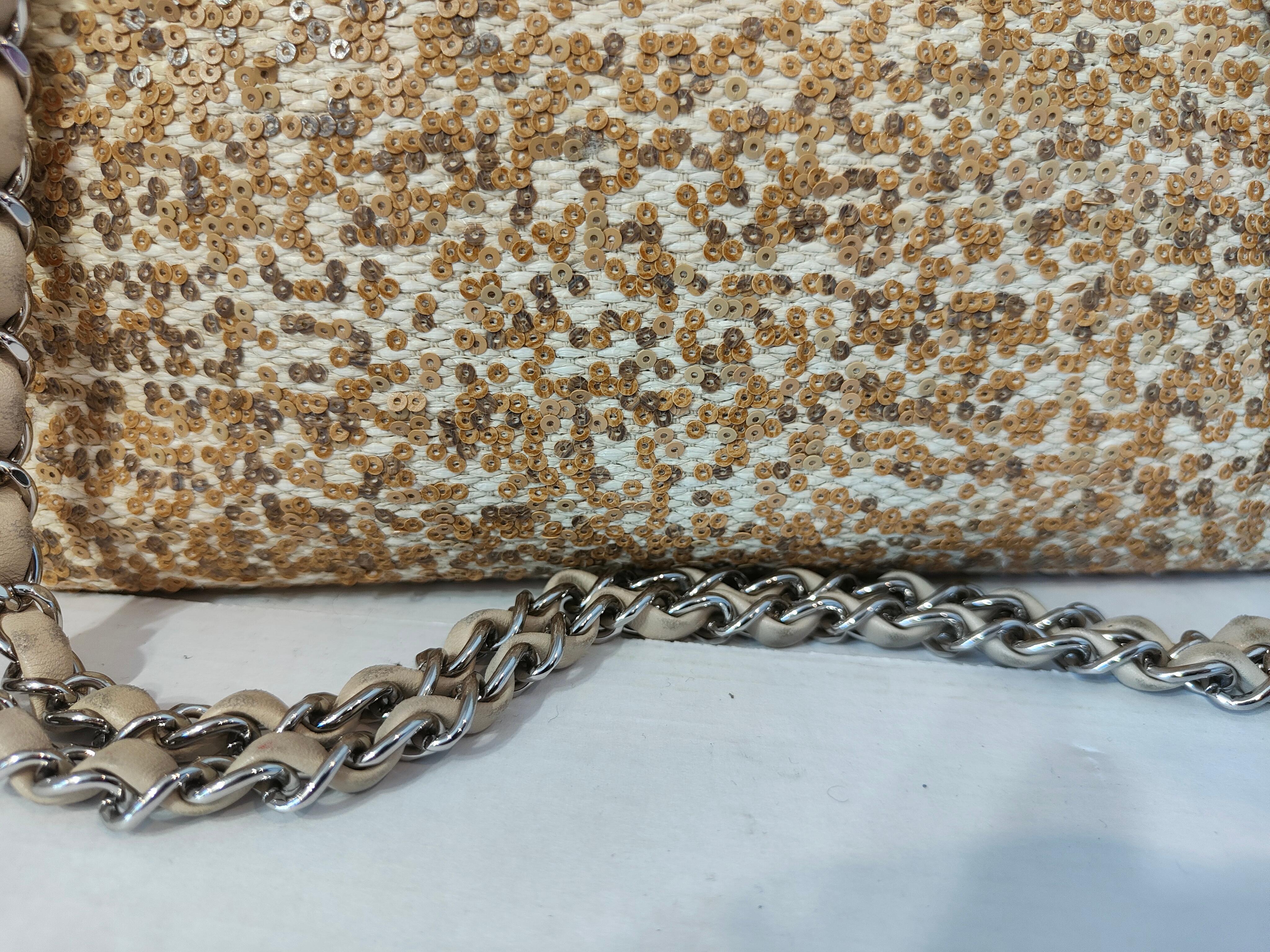 Chanel jumbo raffia sequins single flap en vente 2