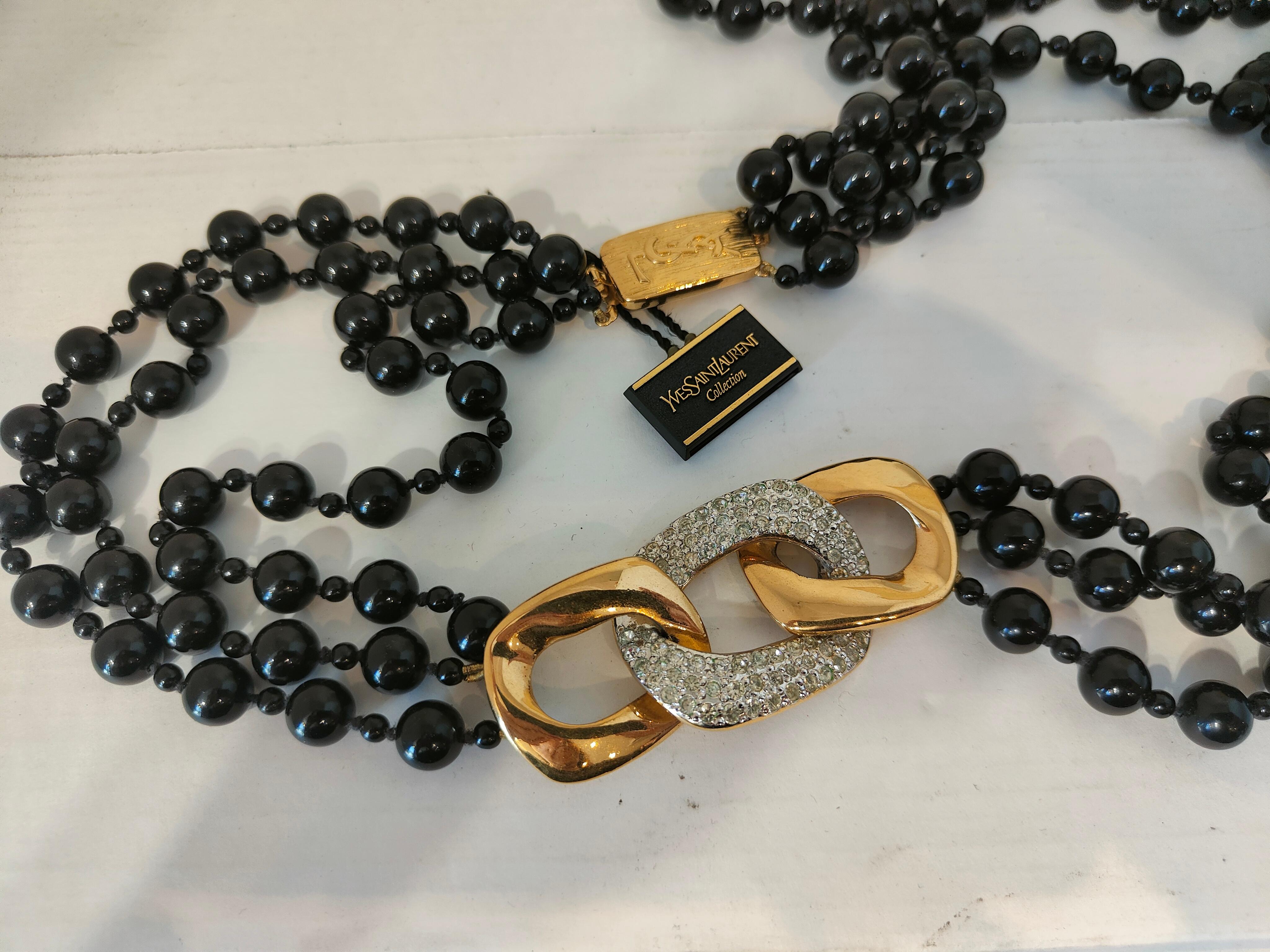 1990' Yves Saint Laurent Collar negro de perlas de imitación y piedras de cristal en venta 2