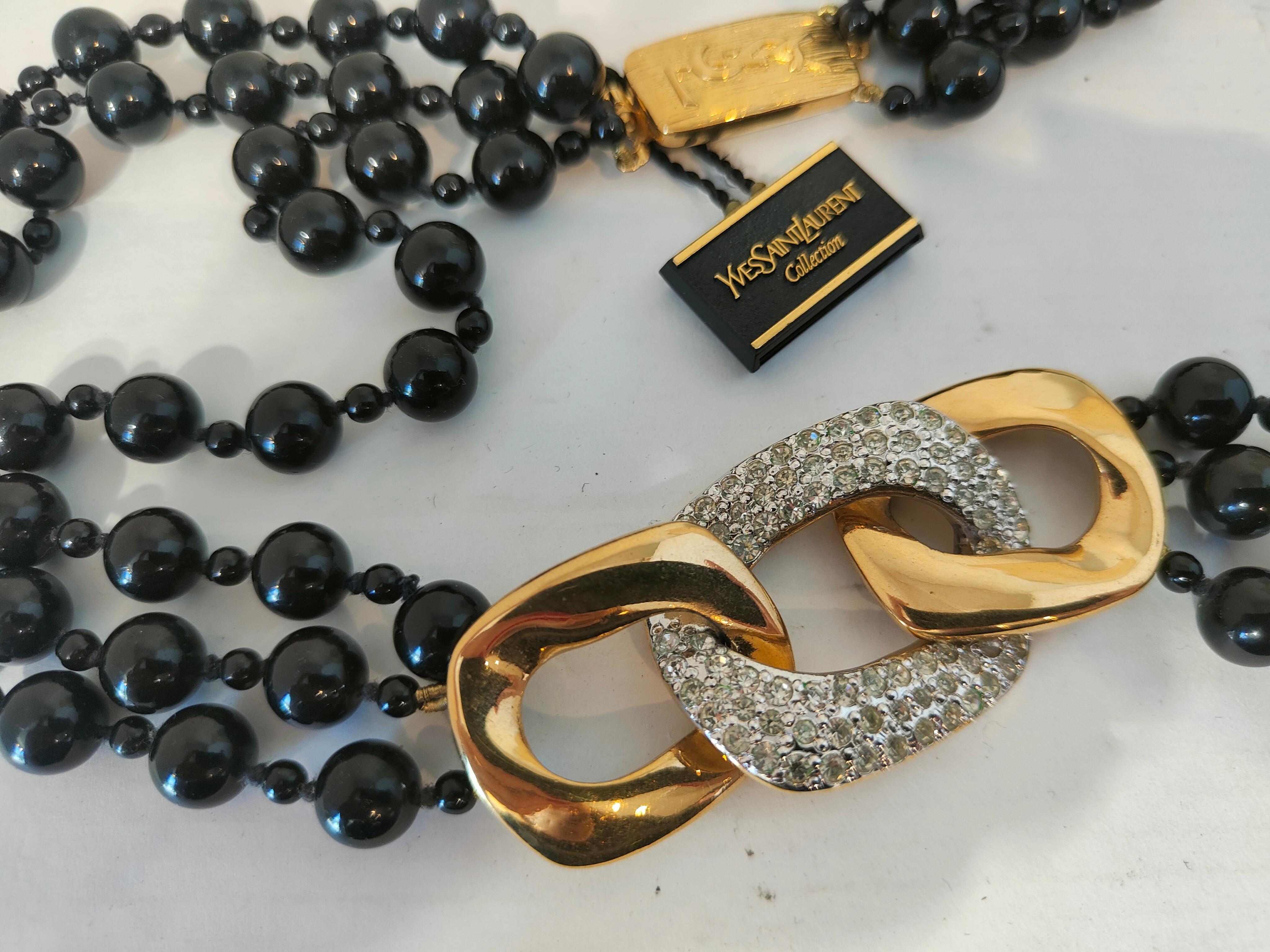 1990' Yves Saint Laurent Collar negro de perlas de imitación y piedras de cristal en venta 3