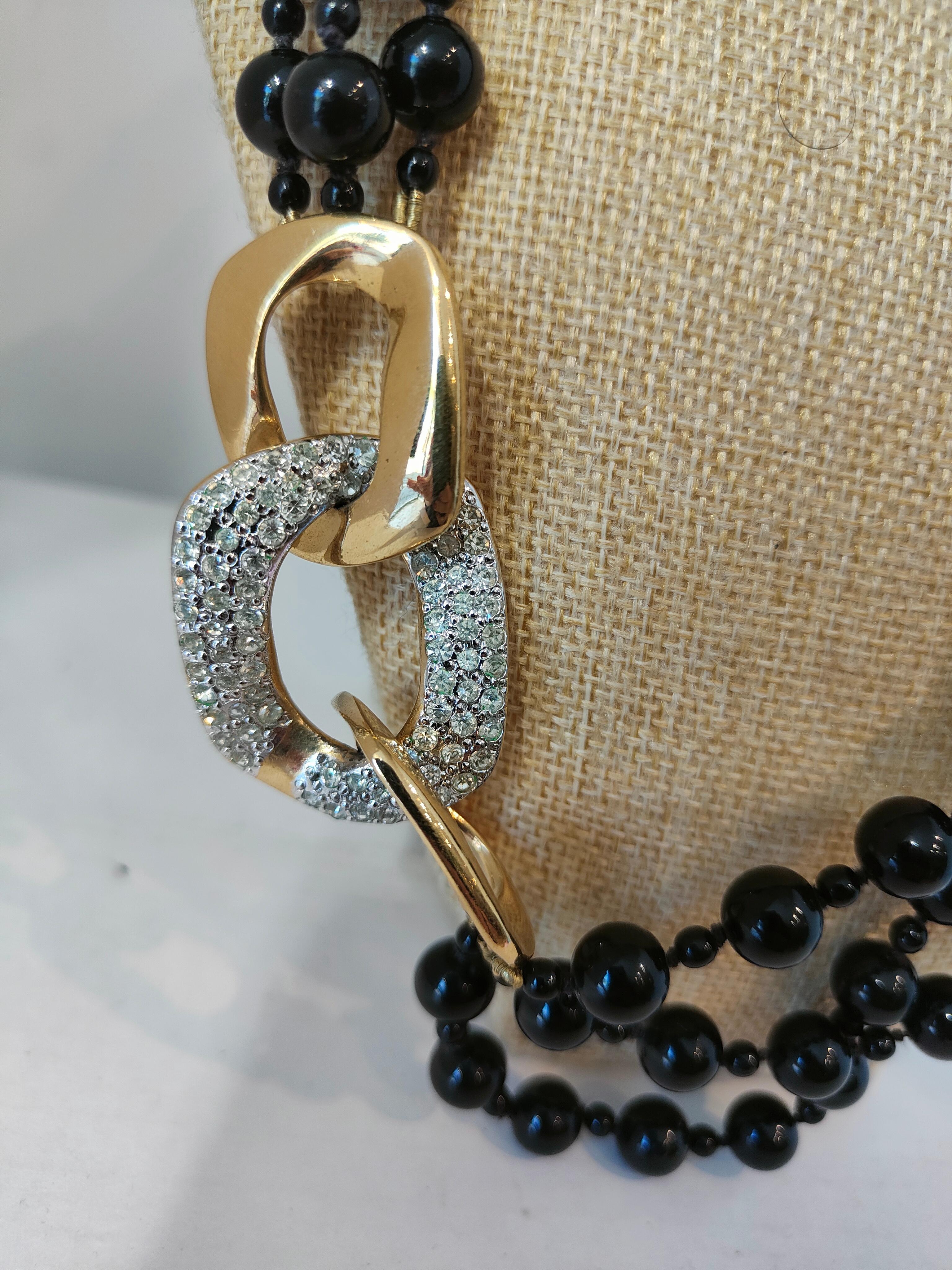 1990' Yves Saint Laurent Collar negro de perlas de imitación y piedras de cristal
herrajes en tono dorado
