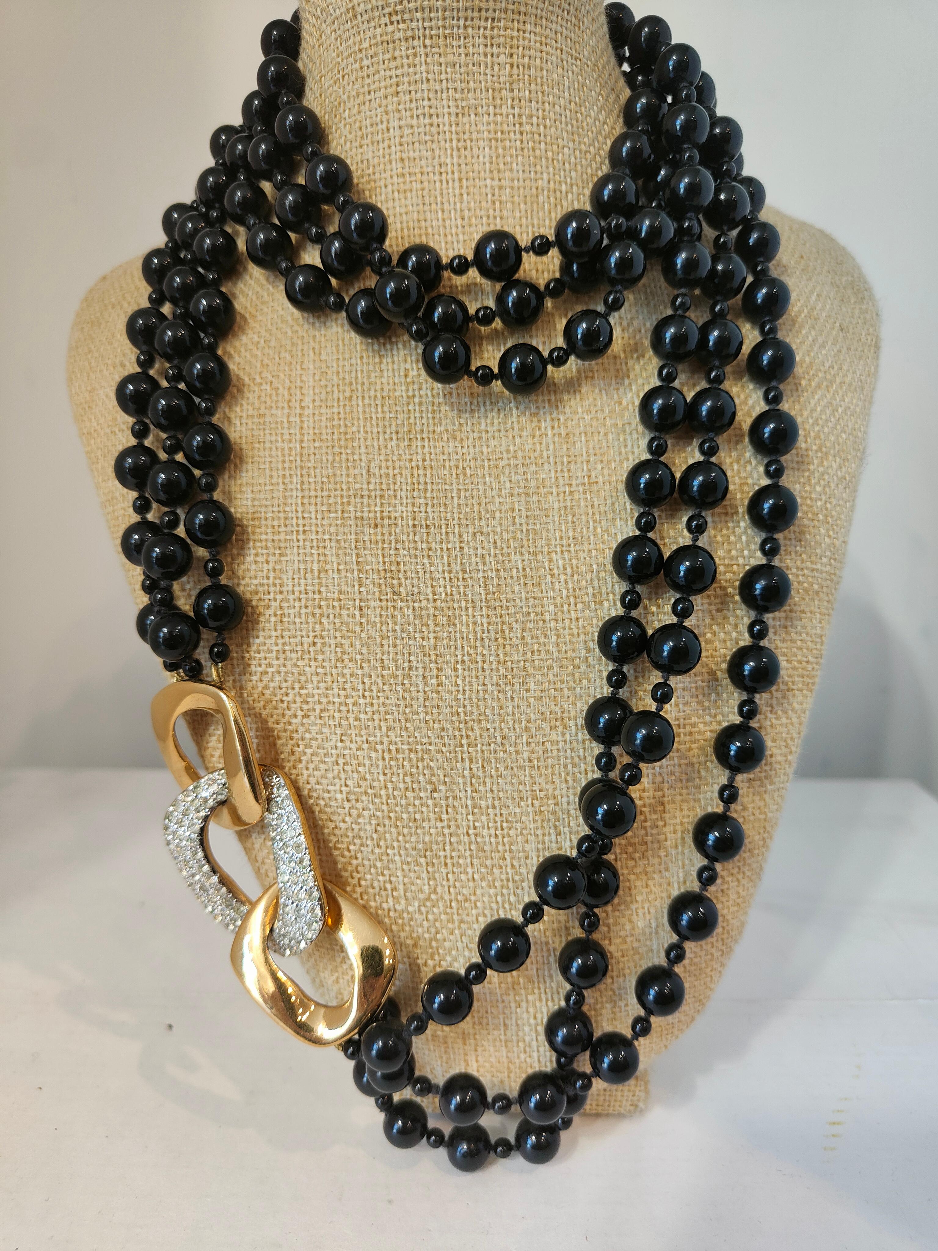 1990' Yves Saint Laurent Collar negro de perlas de imitación y piedras de cristal en venta 1