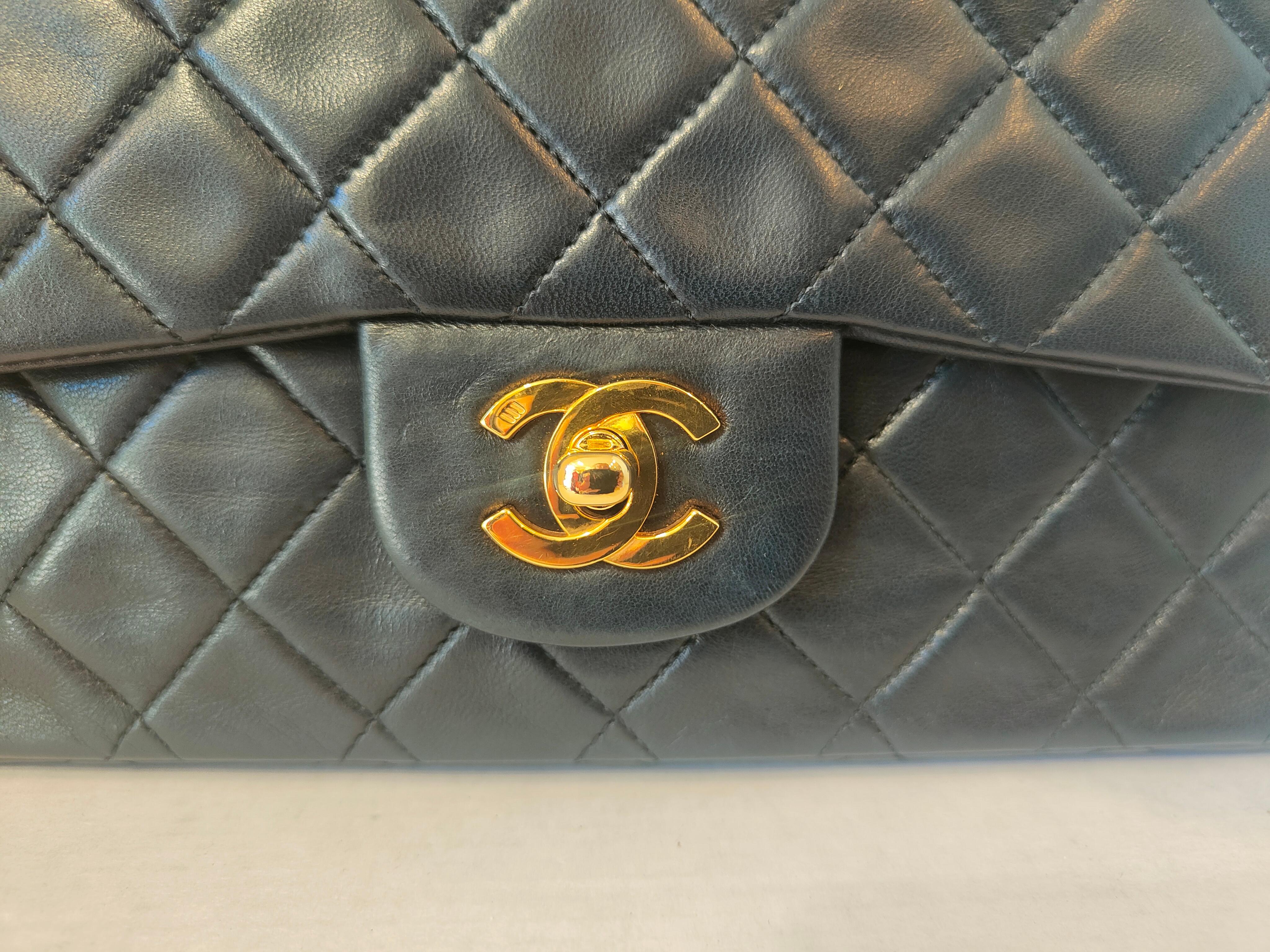 1998 Chanel schwarz Leder Umhängetasche Größe 23
24 Karat vergoldete Beschläge, doppelte Klappe, burgunderfarbenes Leder innen