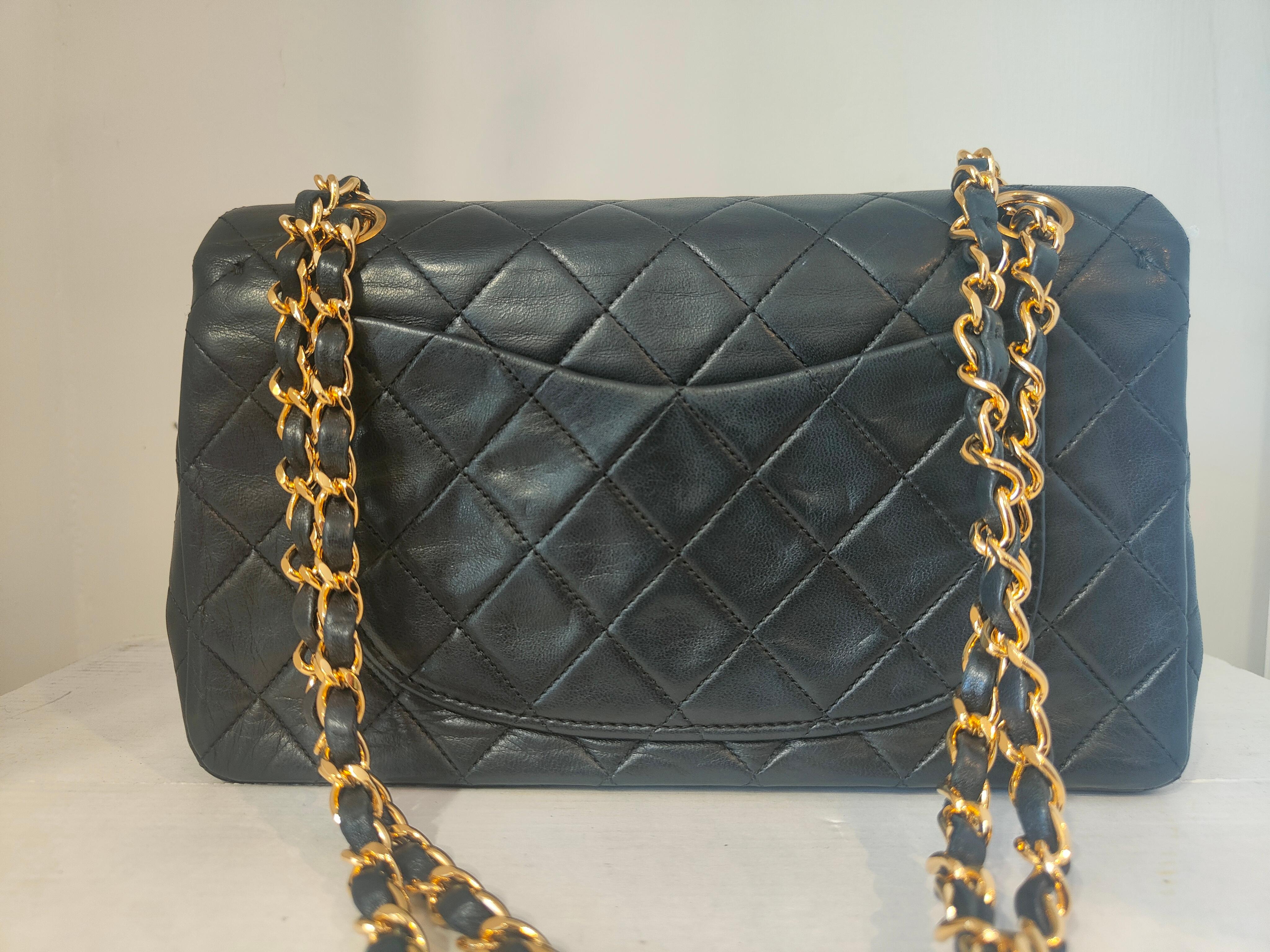 1998 Chanel Schwarze Leder Umhängetasche für Damen oder Herren im Angebot