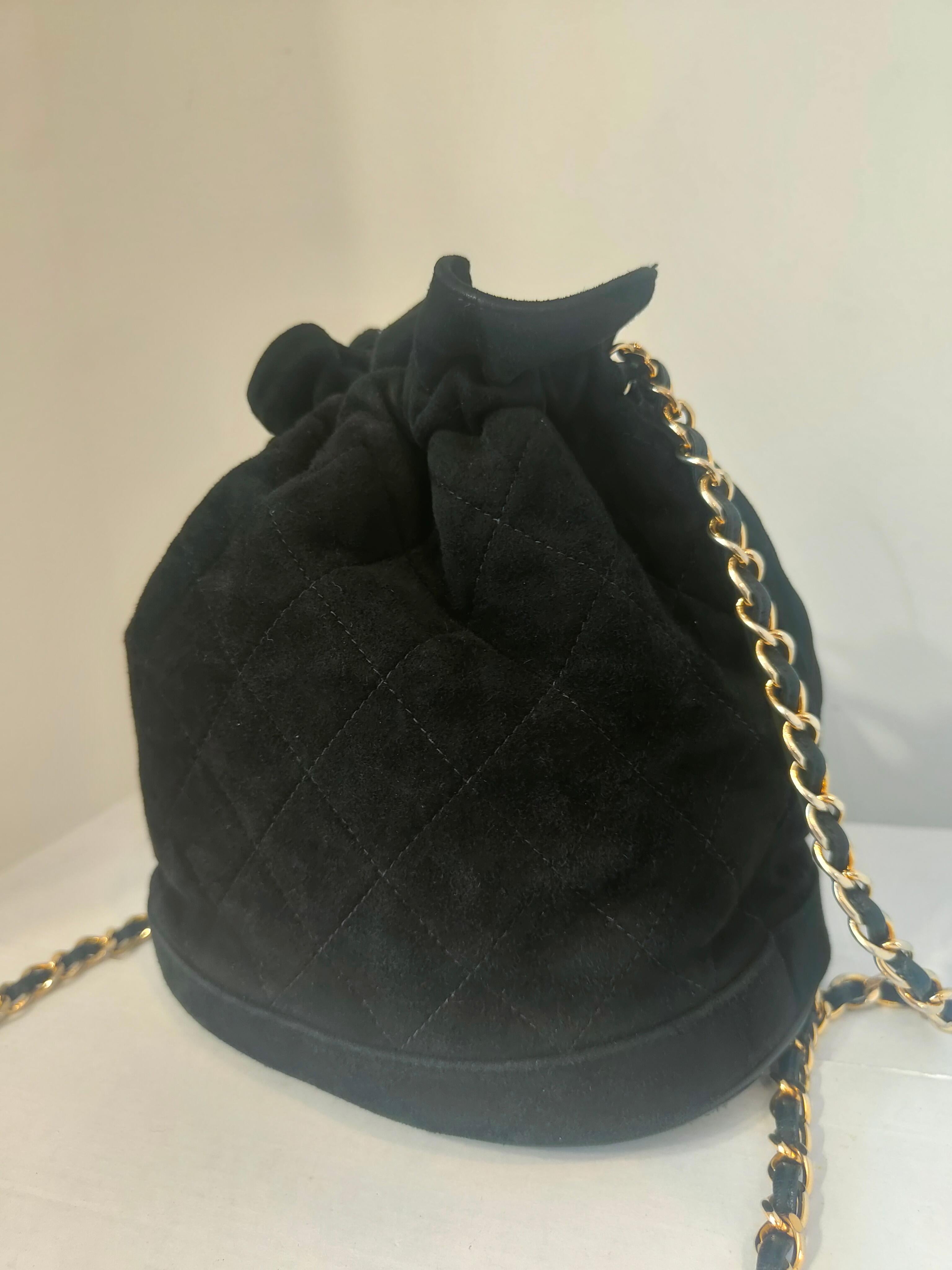 1988 Chanel schwarzer Sessel mit Goldbeschlägen
Umhängetasche aus Samt und Leder