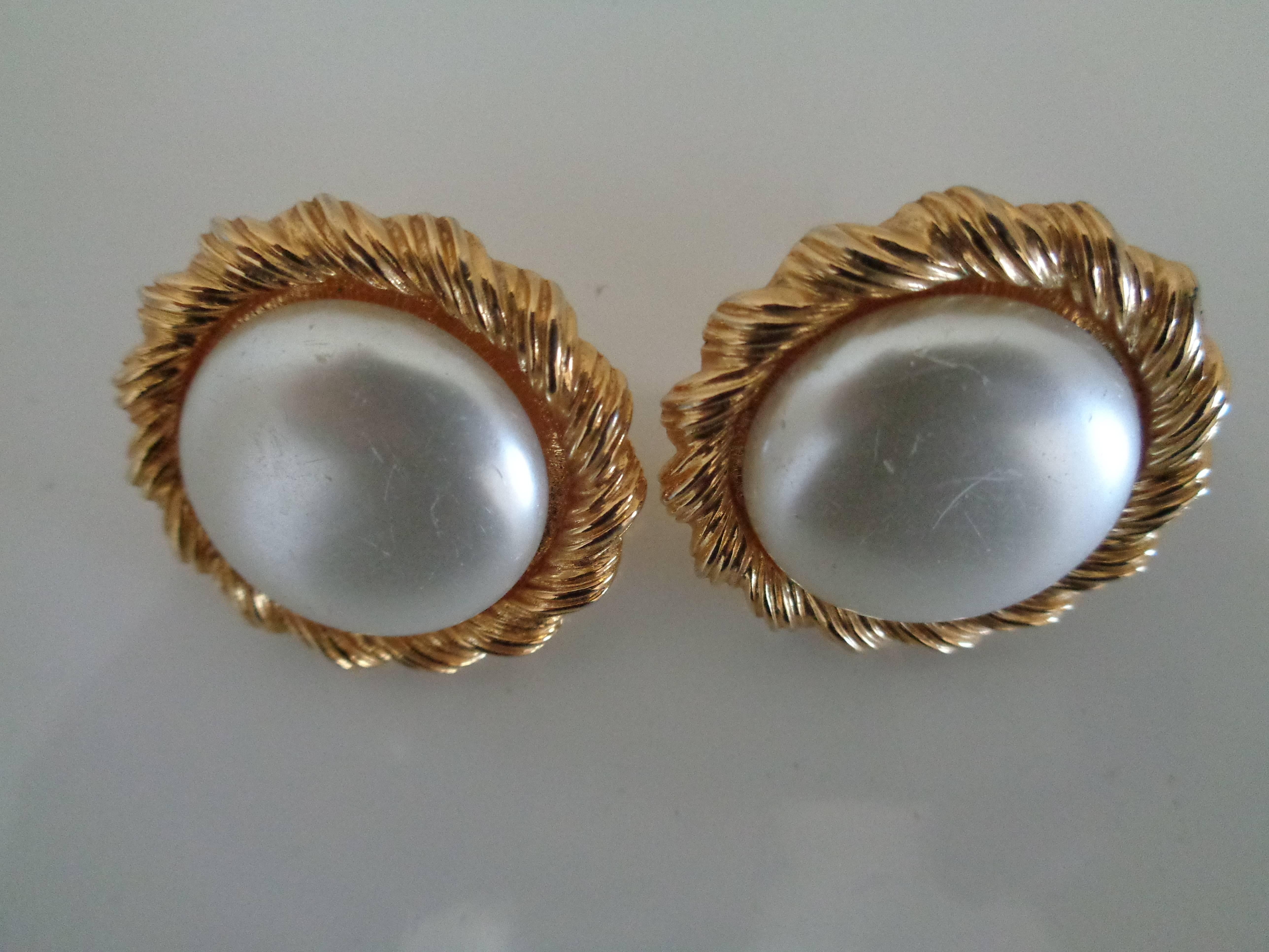 Orecchini Trifari con perle finte bianche in tonalità oro

misure 3 x 3 cm