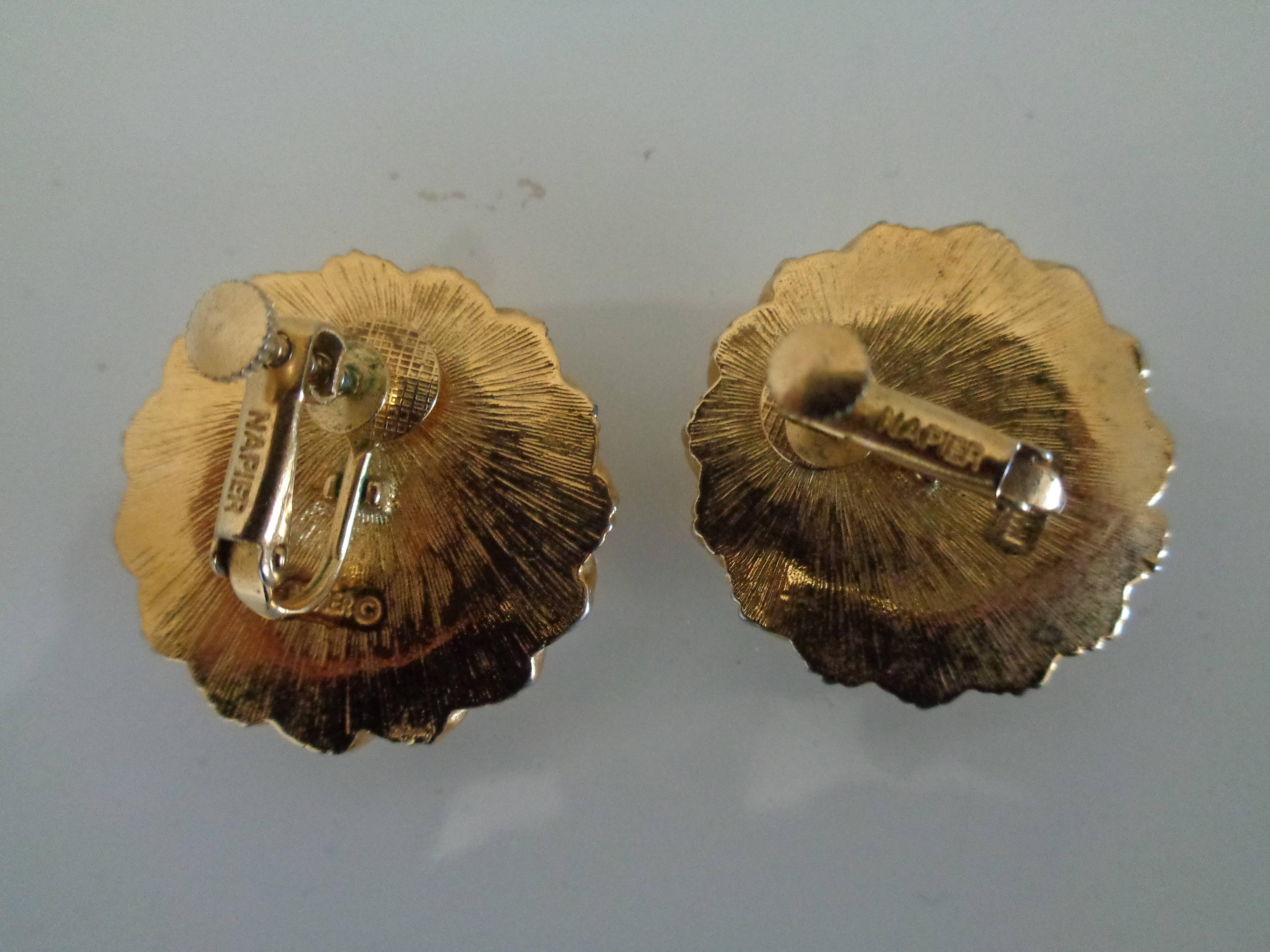 Orecchini Trifari con perle finte bianche in tonalità oro In condizioni ottime in vendita a Capri, IT