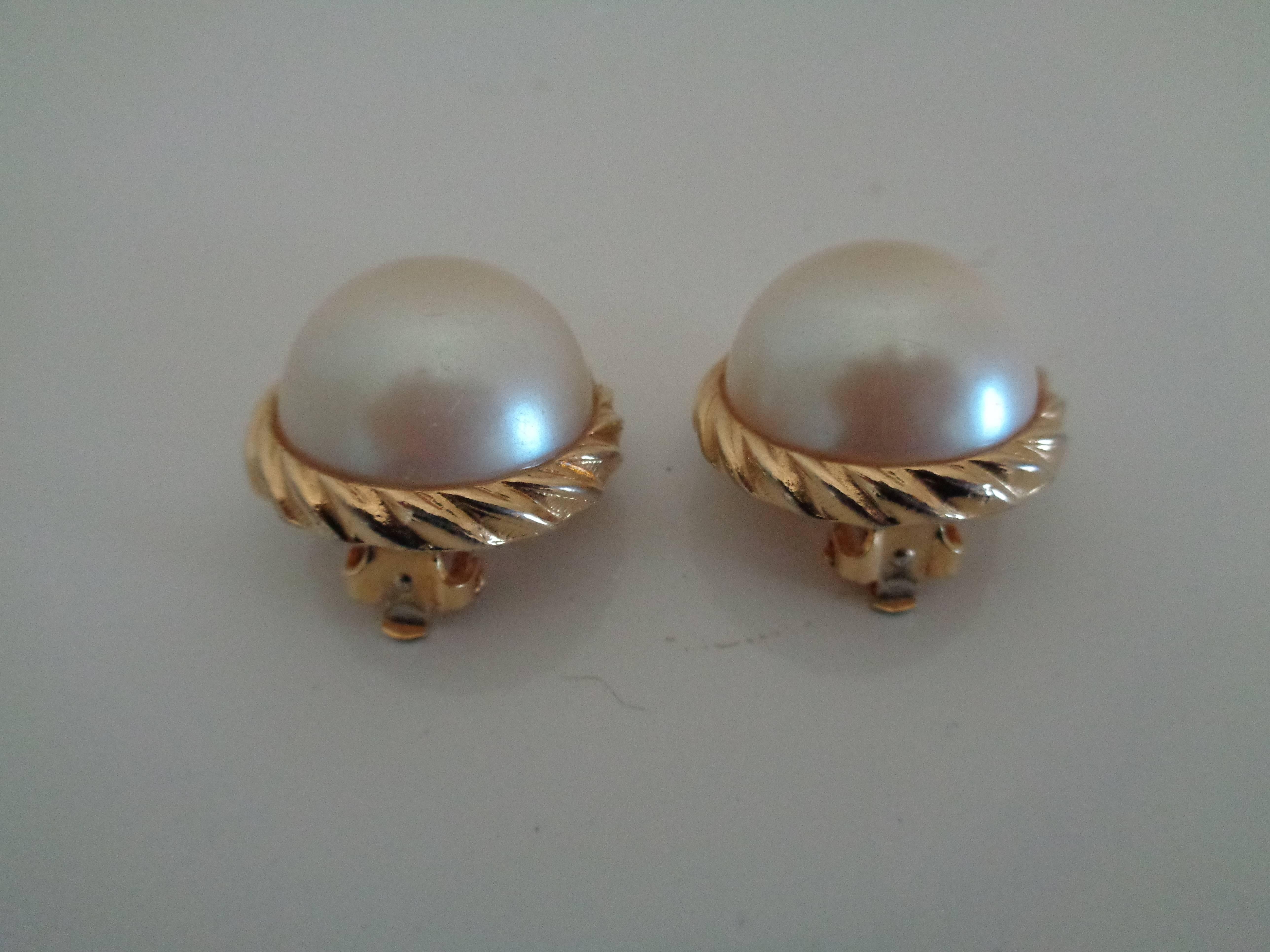 Sarah Coventry Gold Fone Faux Pearls Clip On Earrings 

2 cm x 2 cm