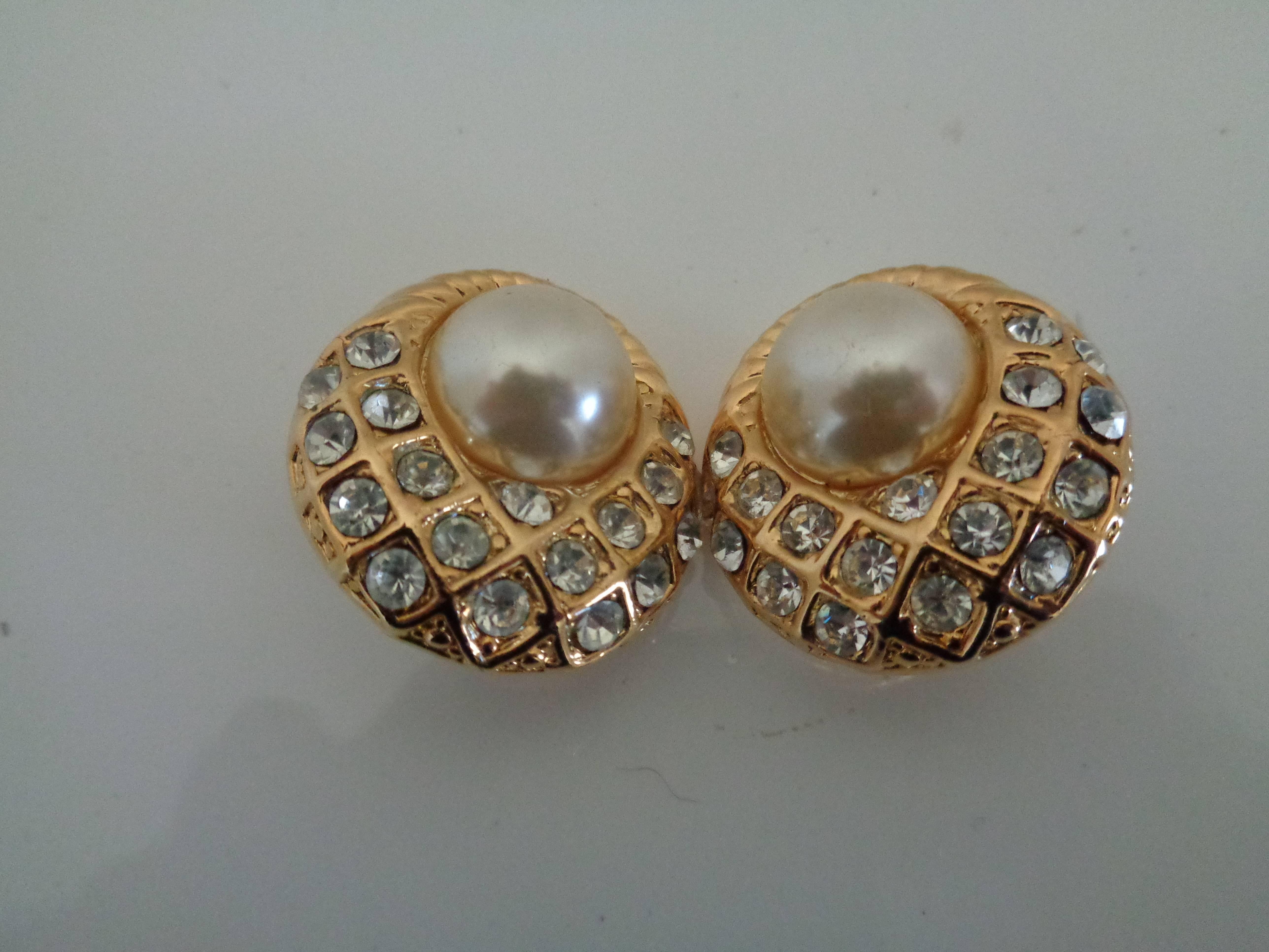 Gold tone faux white pearls with swarovski Clip on earrings
2.5 cm x 2.5 cm