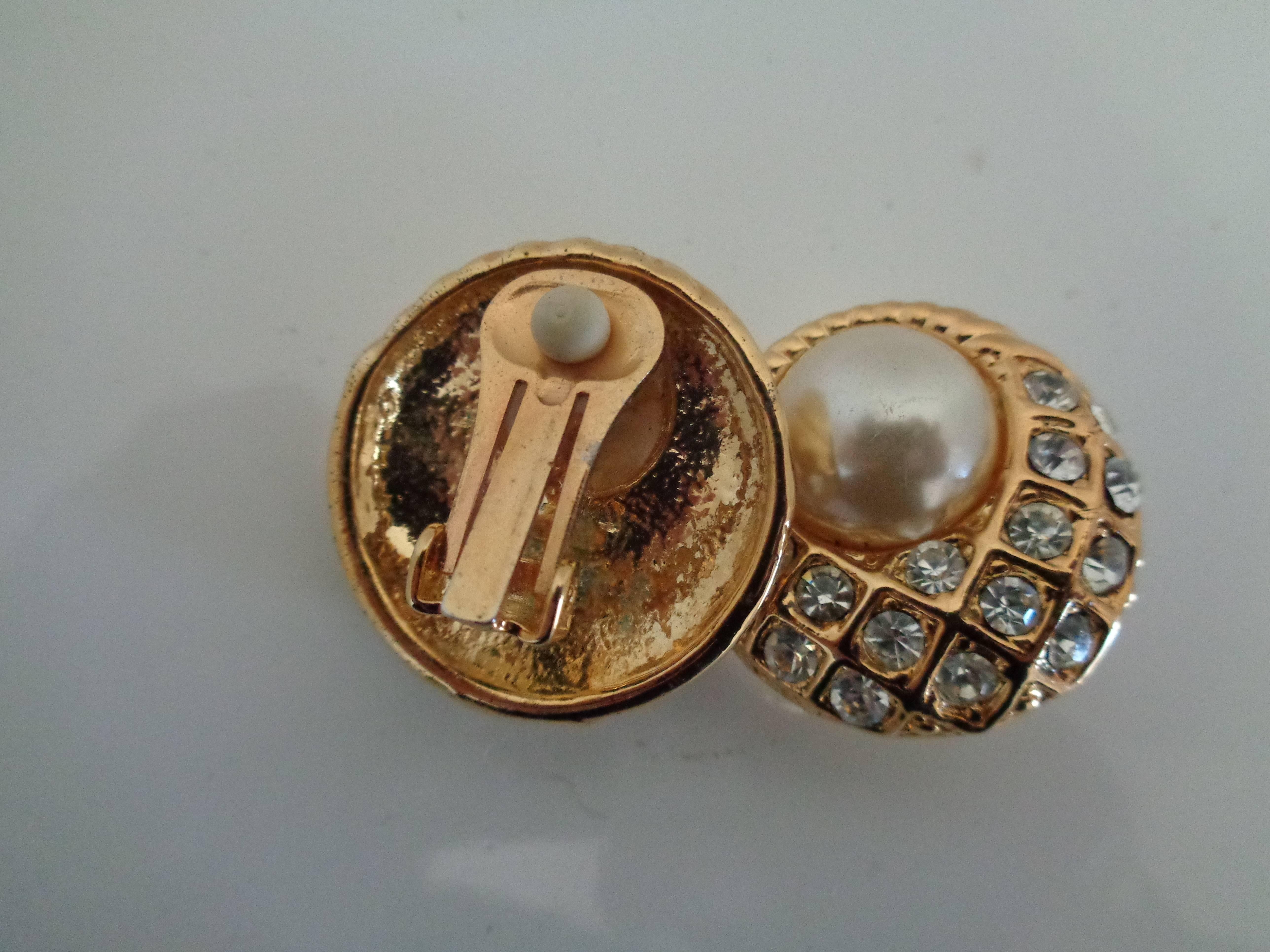 Gold tone faux white pearls with swarovski Clip on earrings In Excellent Condition For Sale In Capri, IT