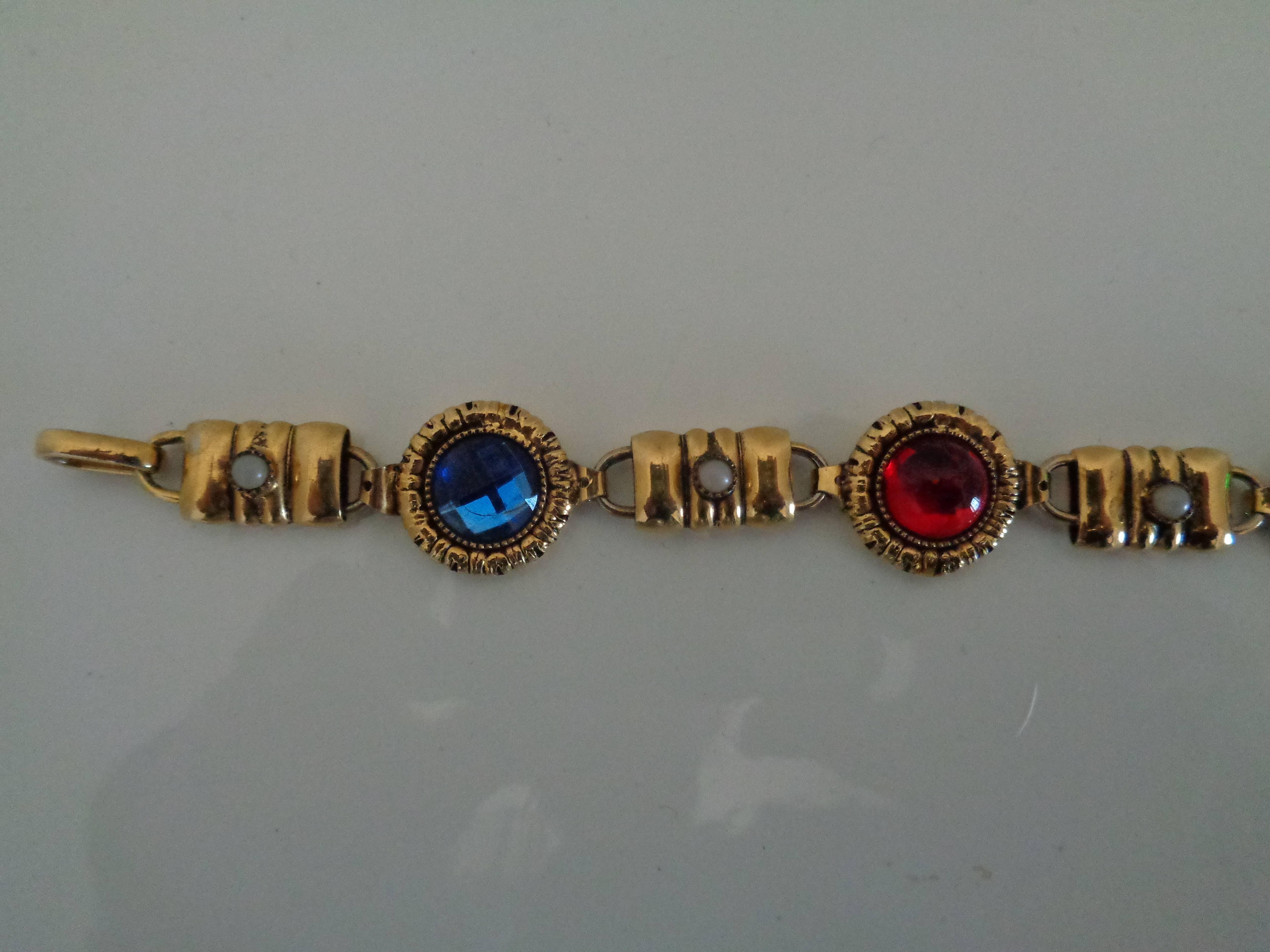 Gold Tone multicoloured Stones Bracelet

total lenght 20 cm