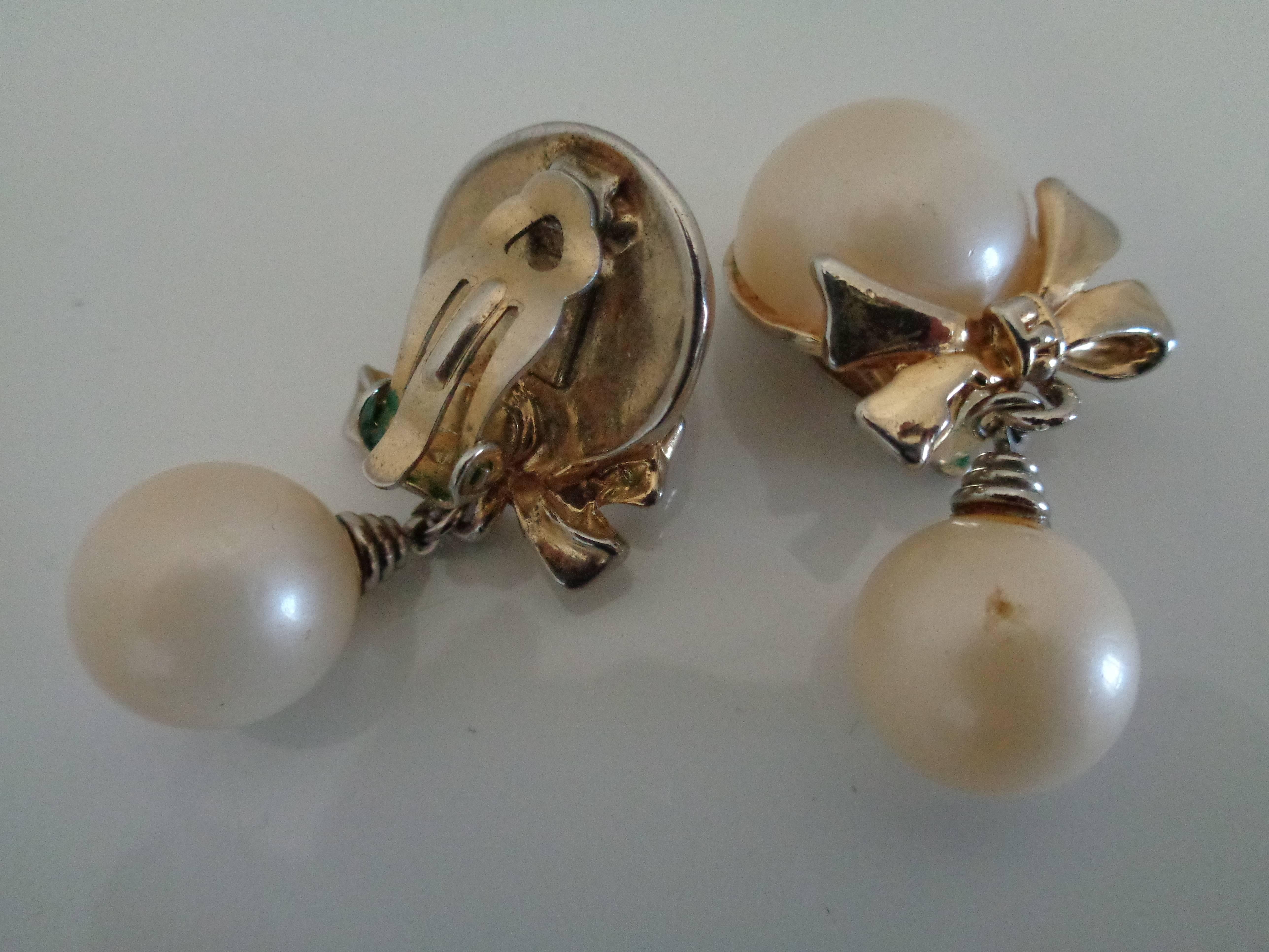 Gold Tone Faux White Pearls Bows Clip on Earrings In Good Condition For Sale In Capri, IT