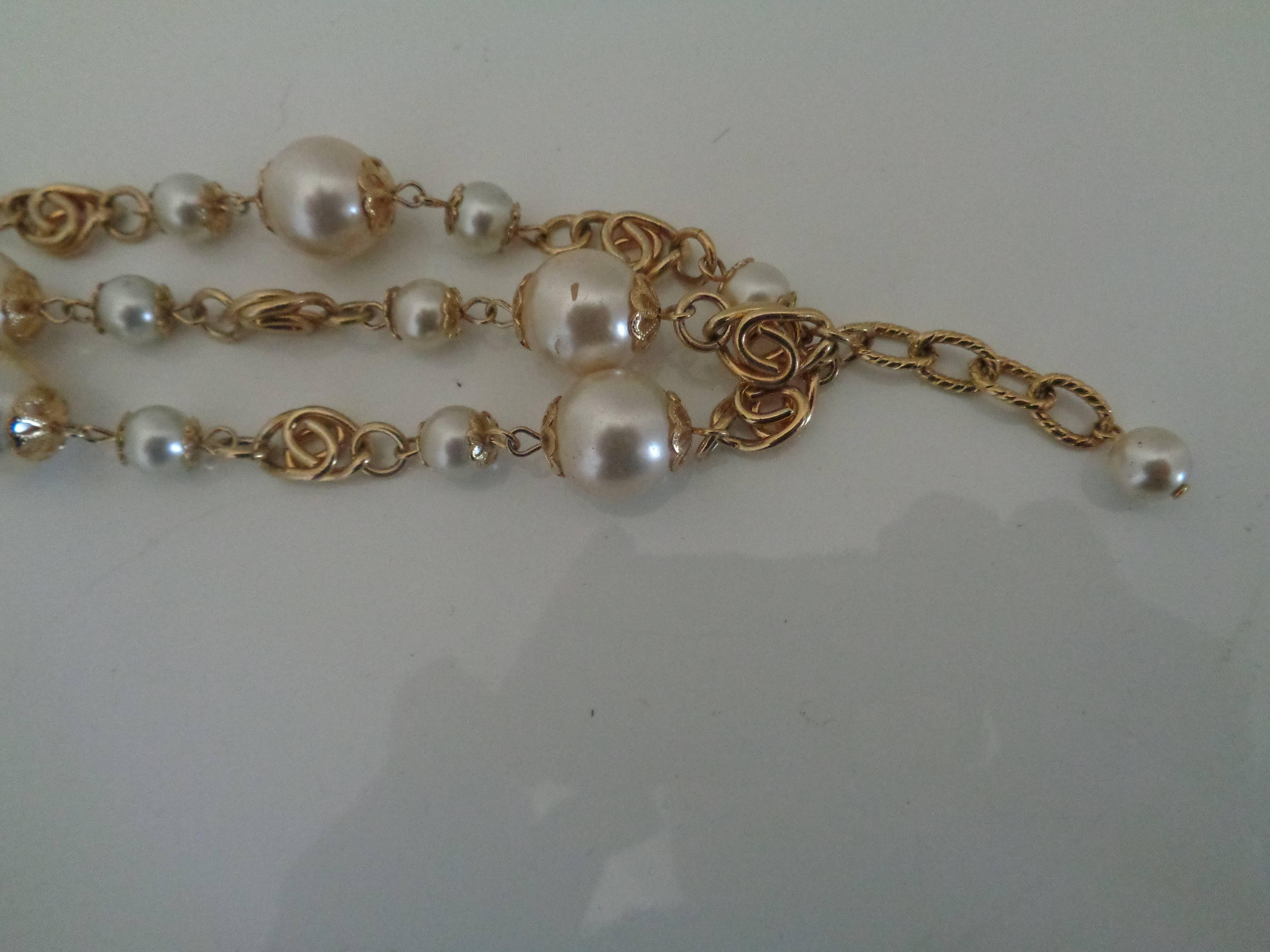 Officiel Gold tone Faux Pearls Bracelet In Excellent Condition In Capri, IT