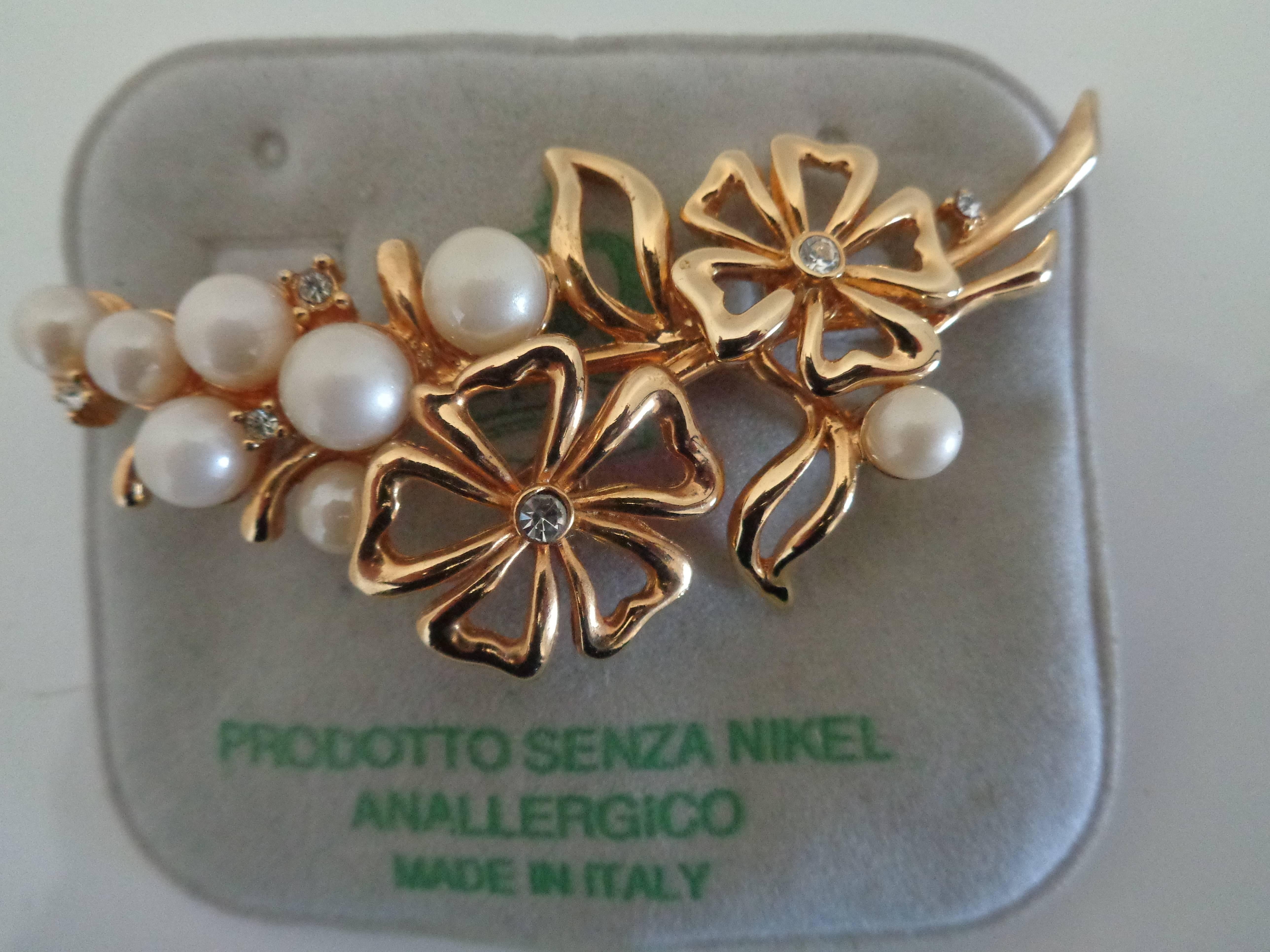Gold Tone Faux Pearls Flowers Brooch Pin In Excellent Condition For Sale In Capri, IT