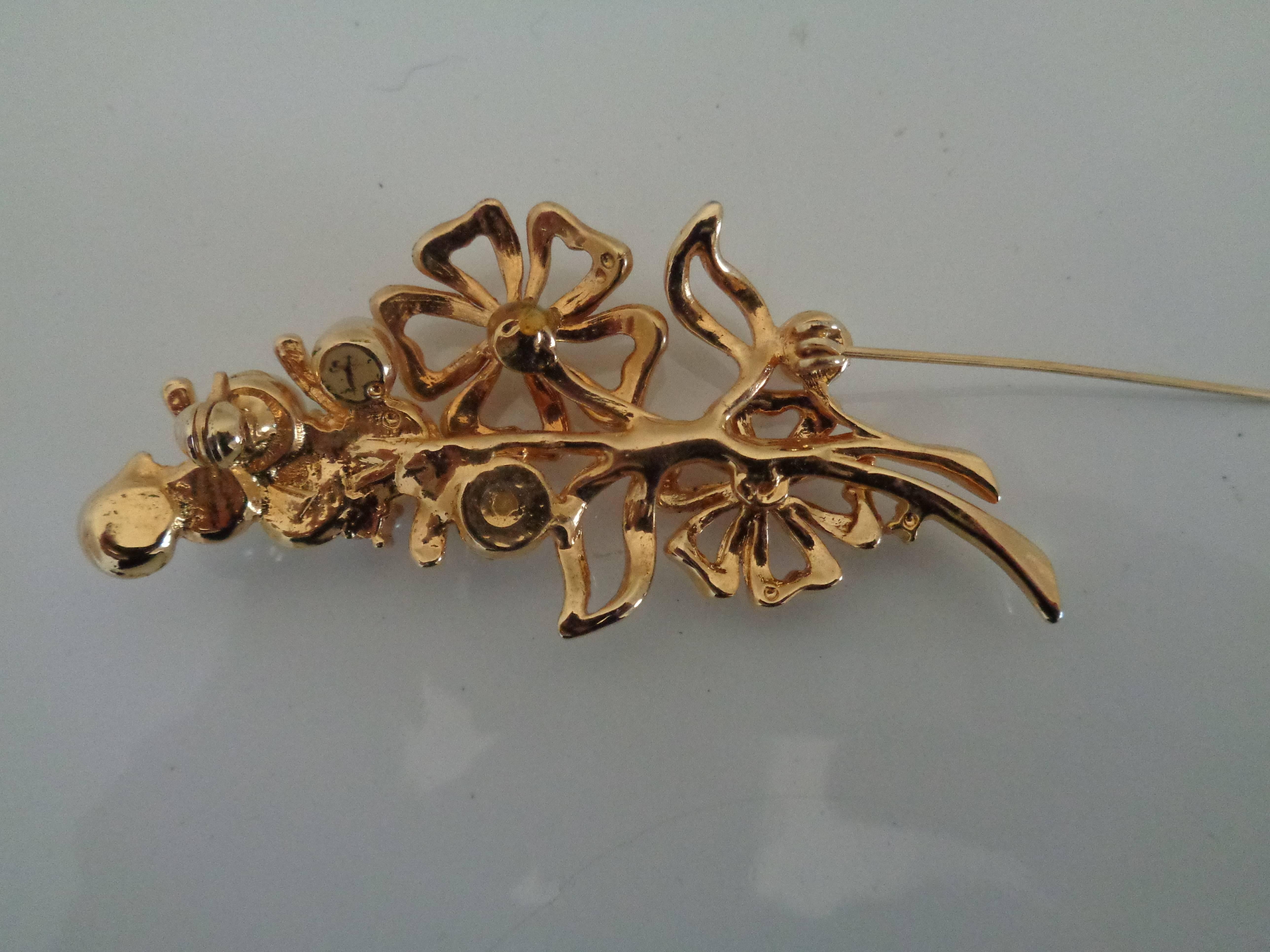 Women's or Men's Gold Tone Faux Pearls Flowers Brooch Pin For Sale