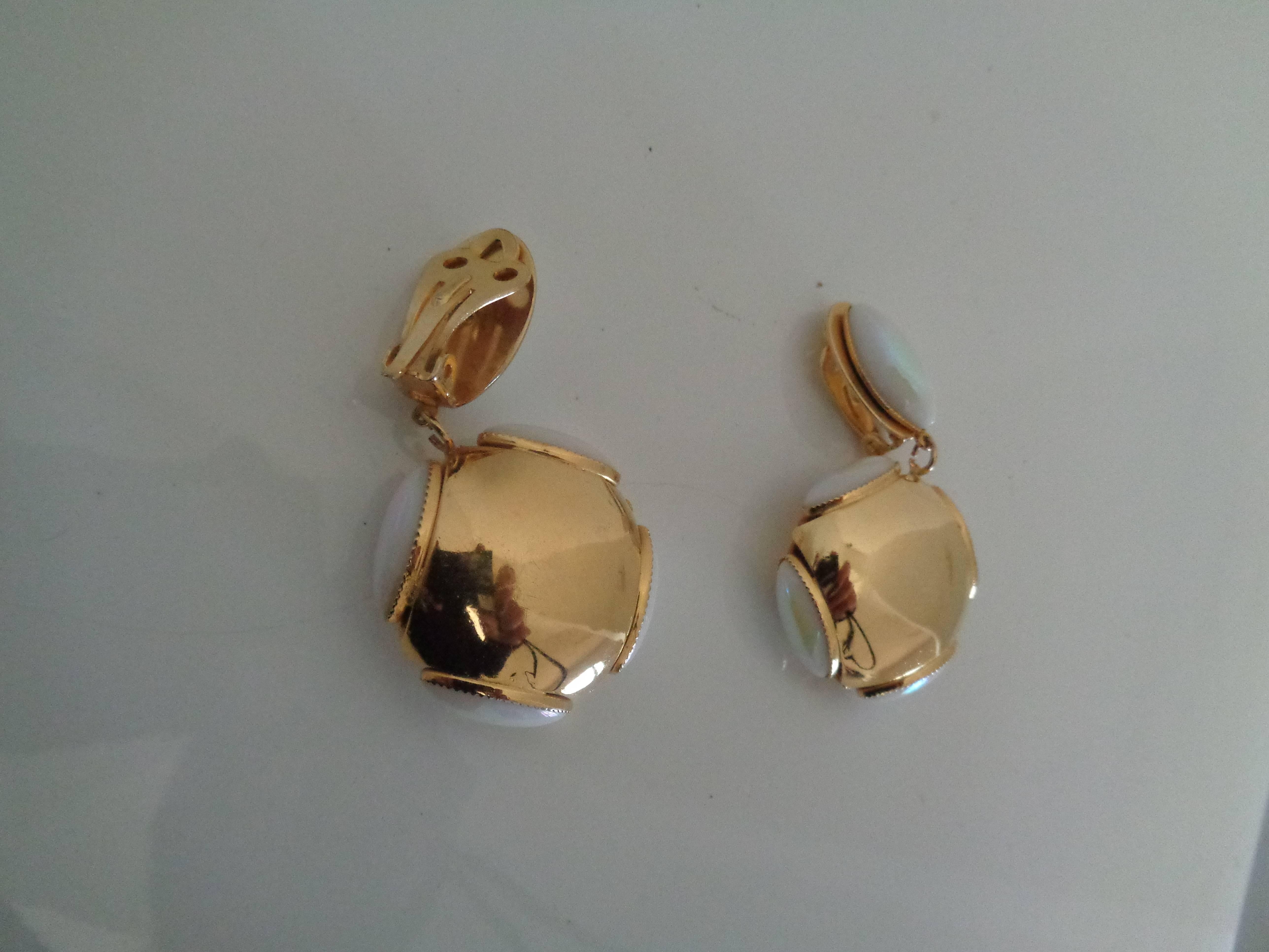 Gold Tone Faux Pearls Pendant Clip on earrings In Excellent Condition In Capri, IT
