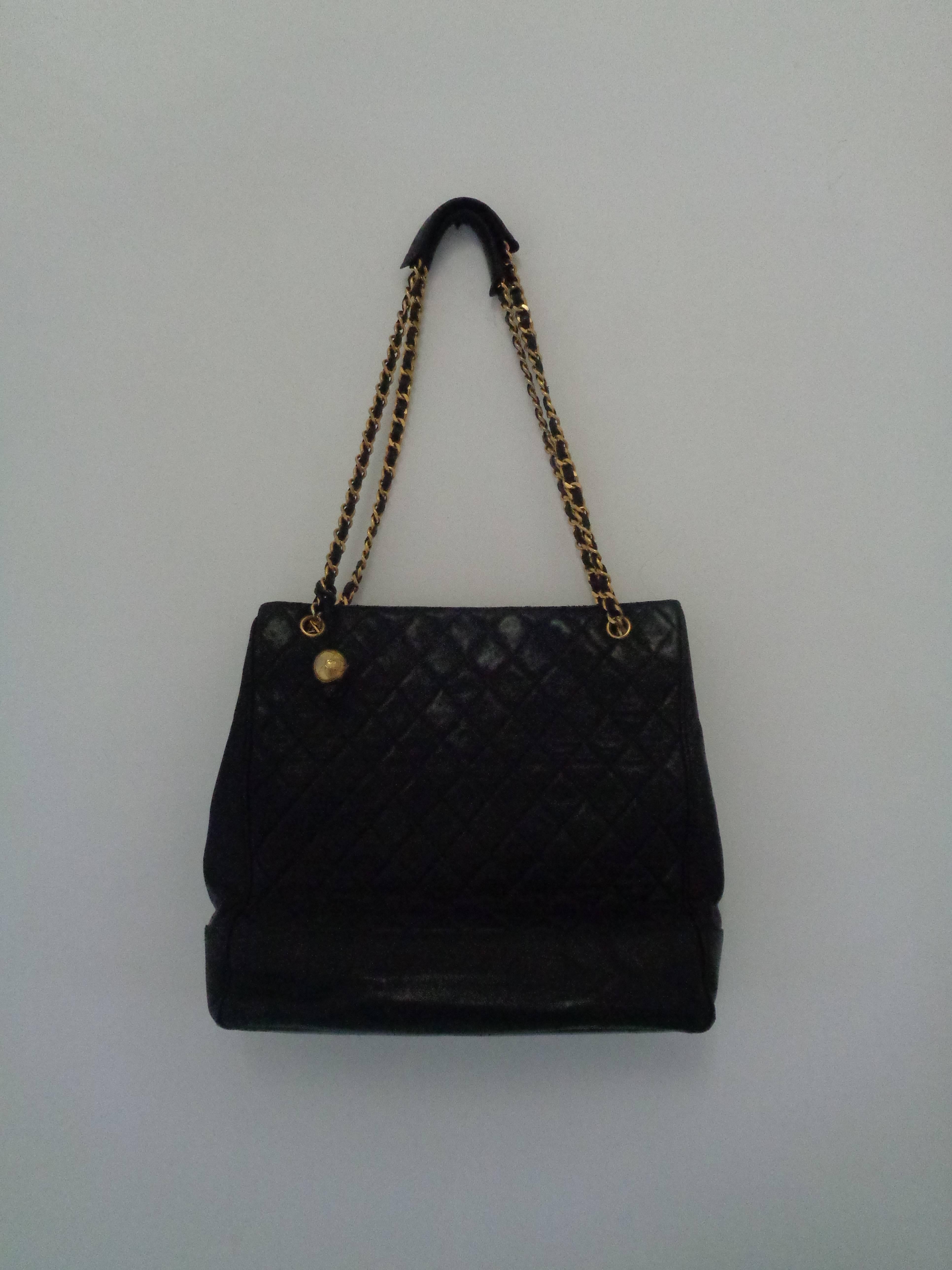 1980s Chanel black leather Shoulder Bag

totally made in france with gold tone hardware

1 pocket outside 

2 pockets in the inside 


as for age bag is in good condition not perfect

please check out carefully pictures
