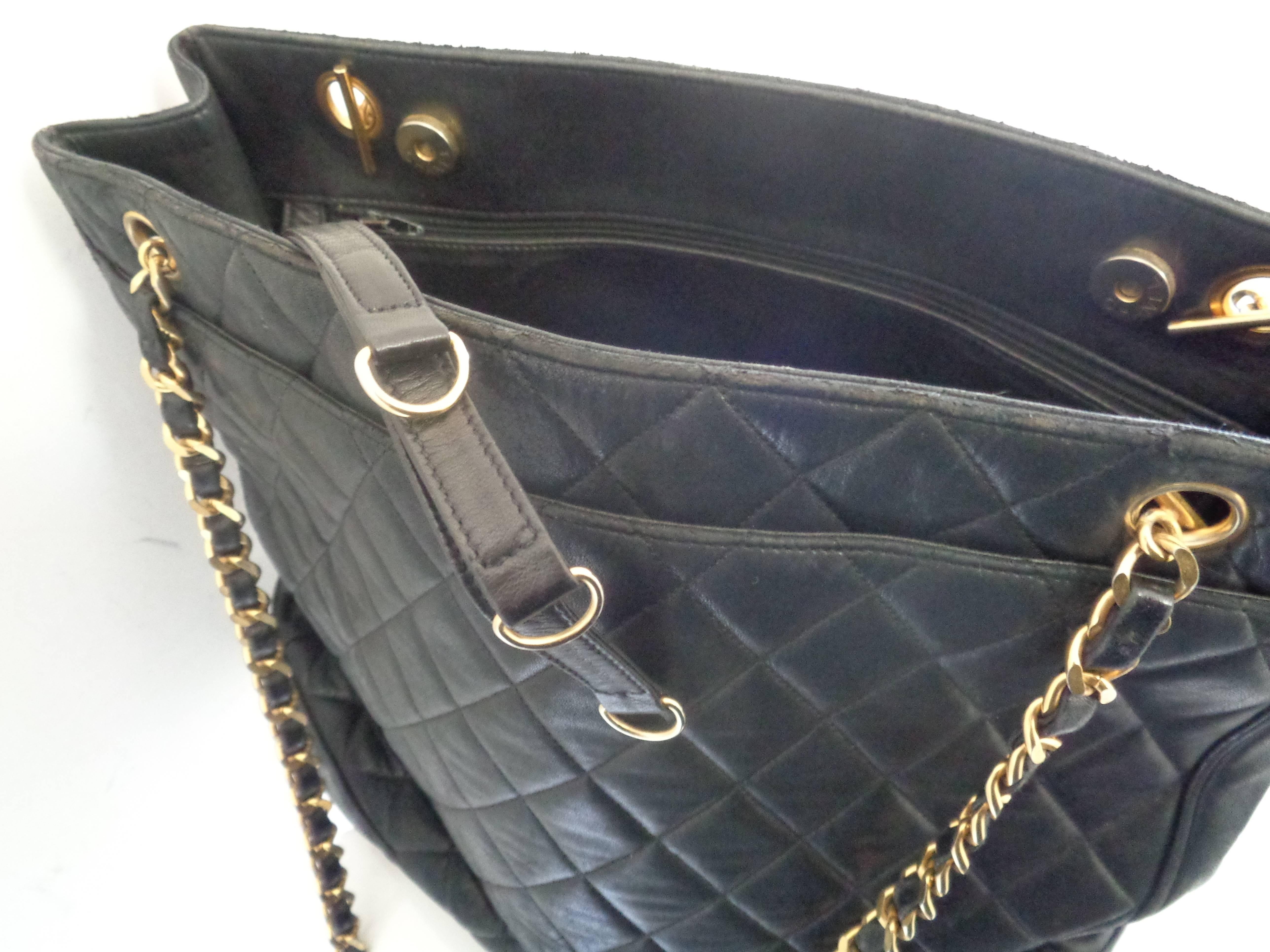 Women's or Men's 1980s Chanel black leather Shoulder Bag