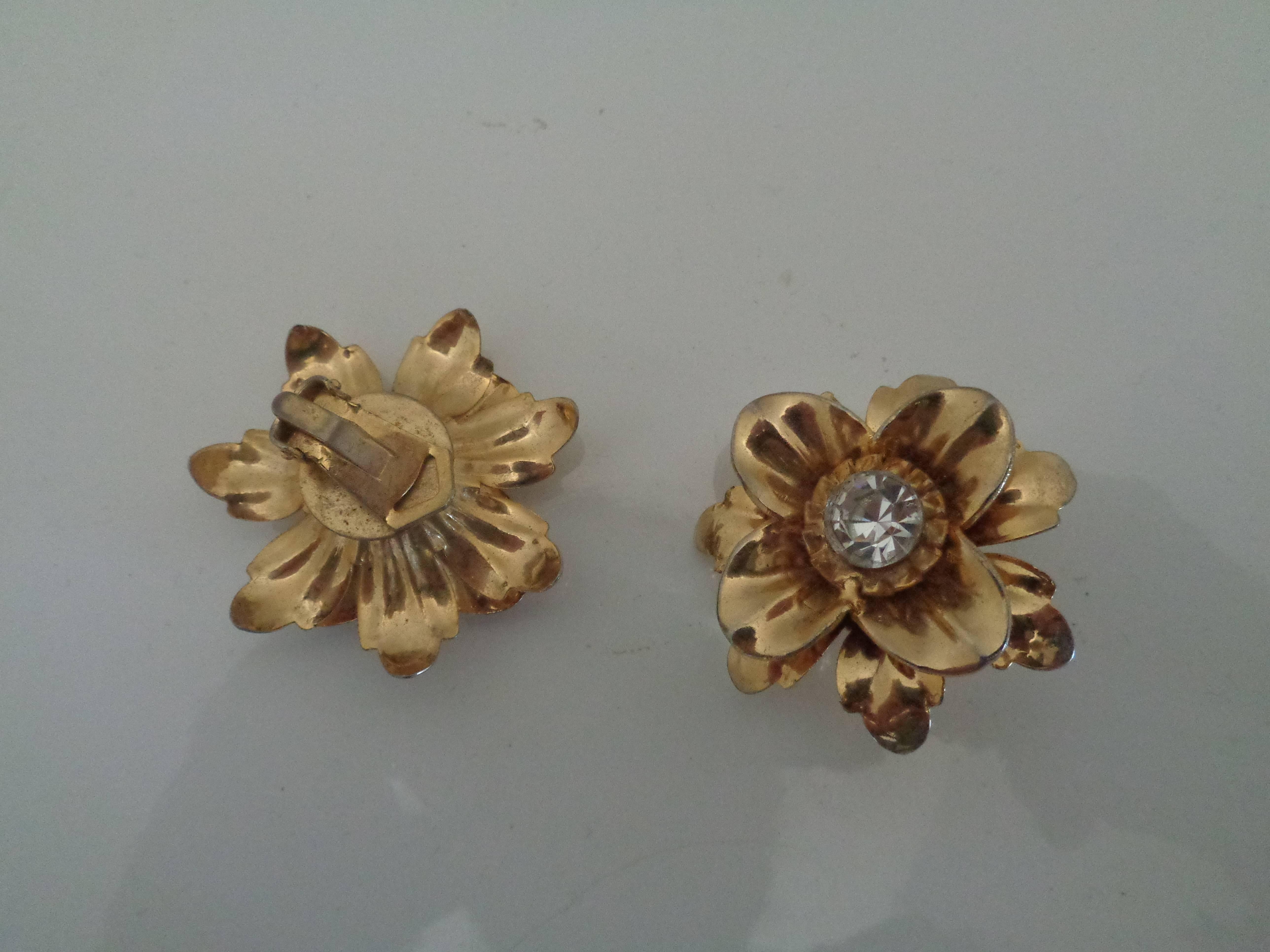 1980s Gold tone flowers with Crystal Swarovsky clip on earrings
measurements: 4 cm x 4 cm