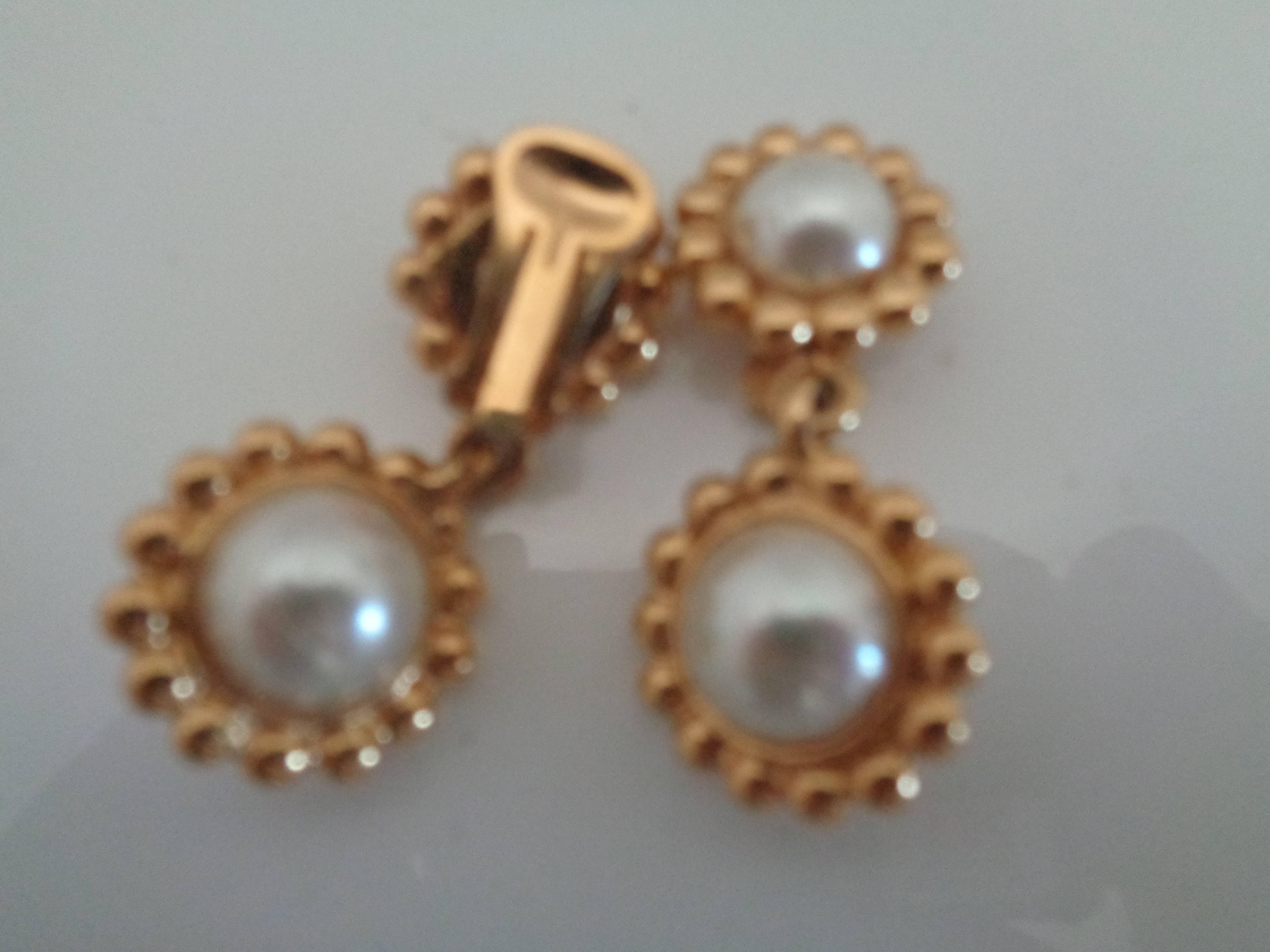 1990s Gold Tone Pendant with White Faux Pearls clip on earrings
Measurements: 5 cm x 2 cm