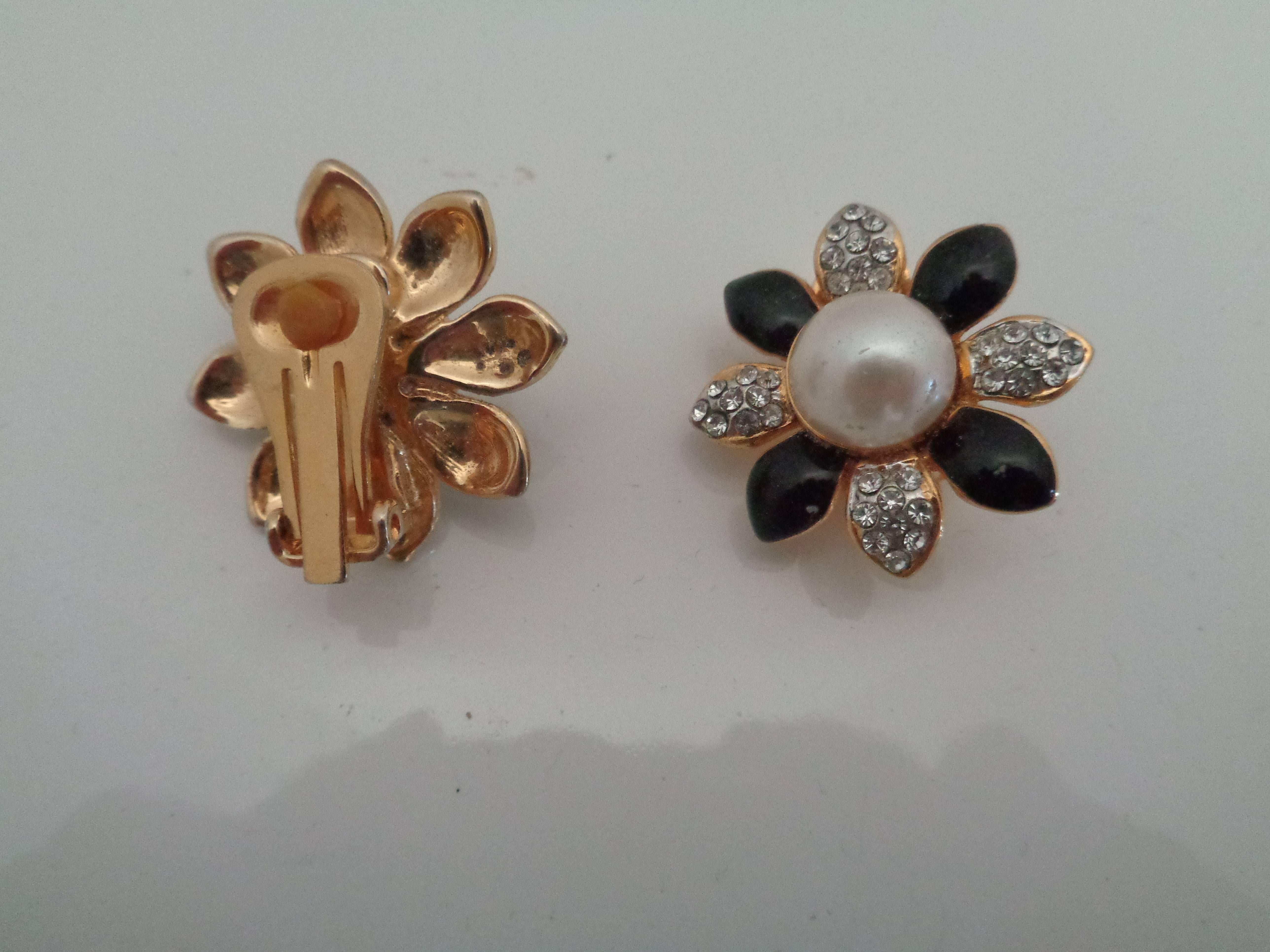 1980s Gold Tone Black studs faux pearls clip on earrings
measurements 3cm x 3 cm