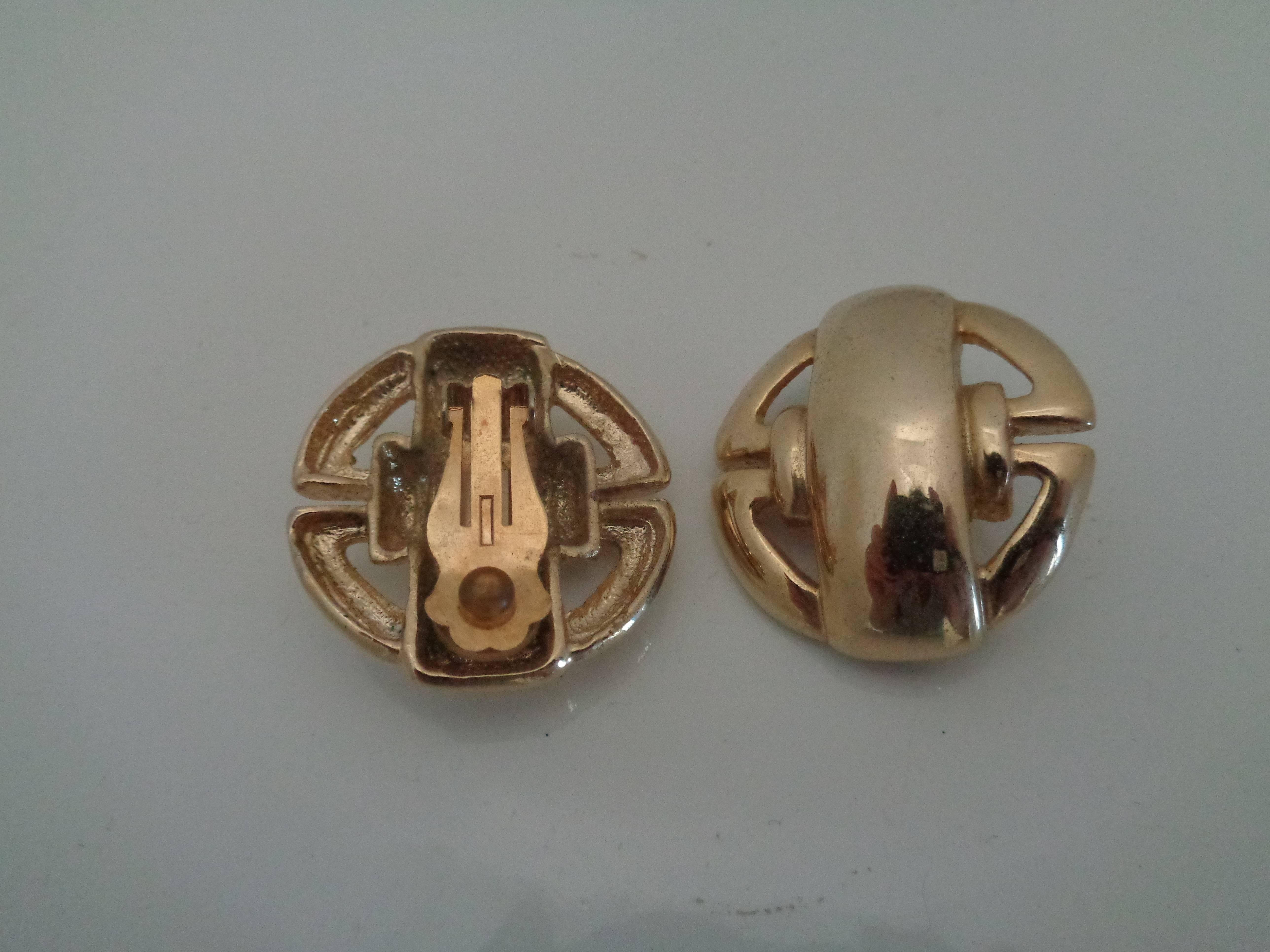 1980s Gold Tone Clip on Earrings

Measurements: 3 cm x 3 cm