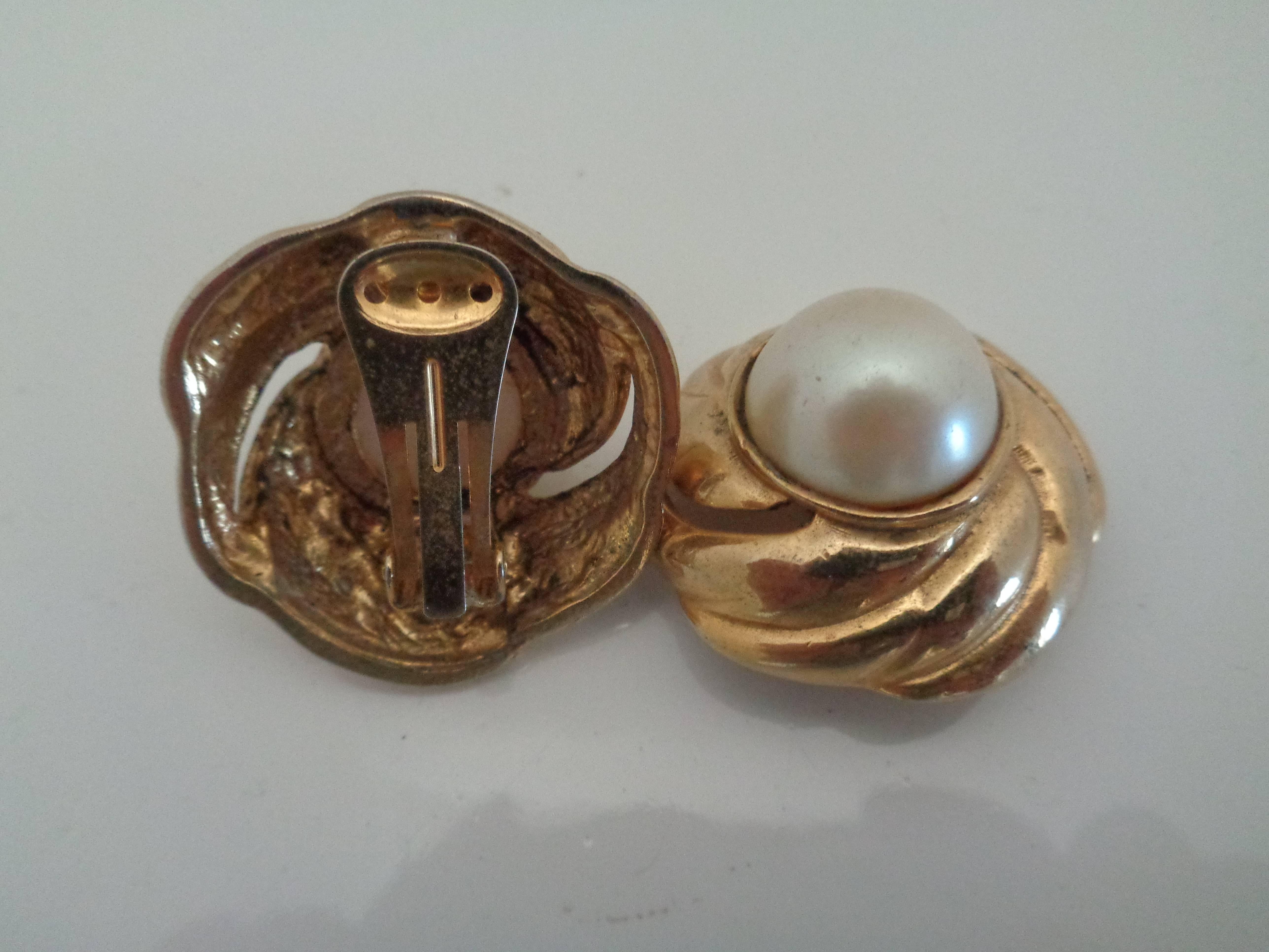 1990s Gold Tone Faux Pearls Clip on earrings

measurements: 3.5 cm x 3.5 cm